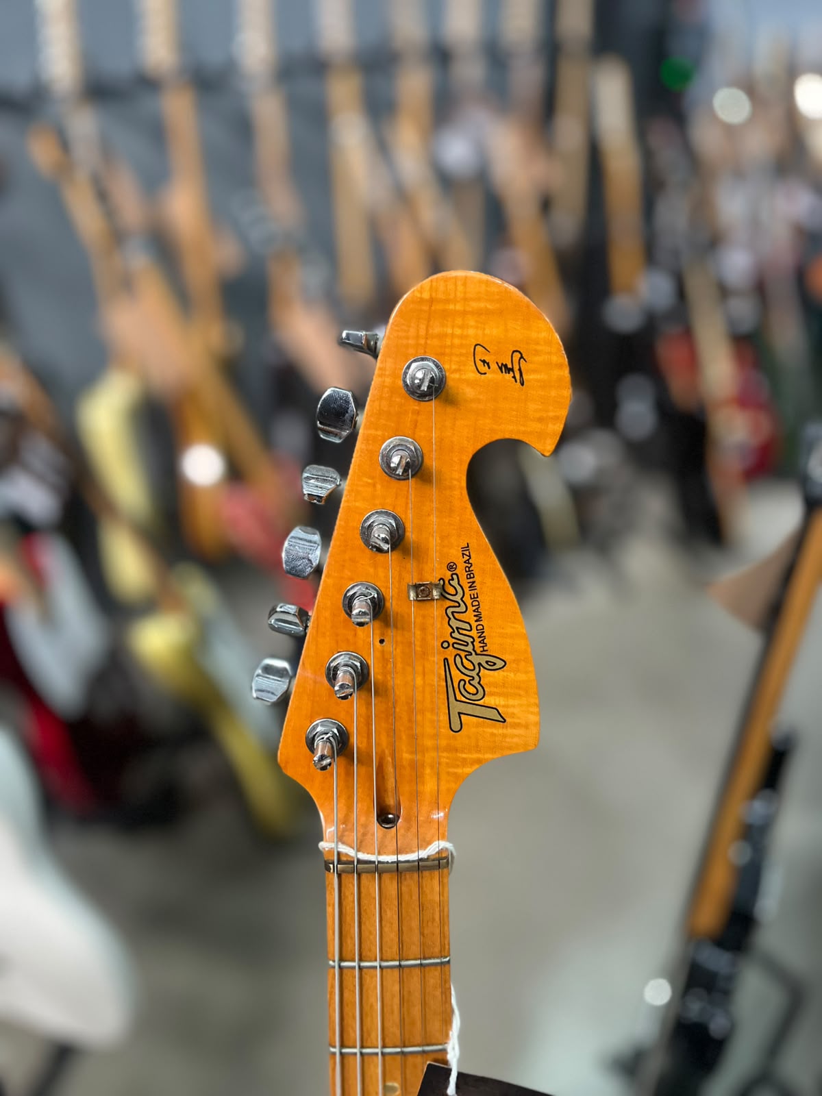 GUITARRA TAGIMA ANTIGA STRATO PRETA COM ESCUDO CREME miniatura 6