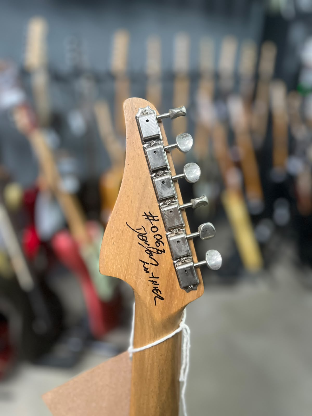 Guitarra Marca Victoria – Modelo: Telecaster miniatura 6