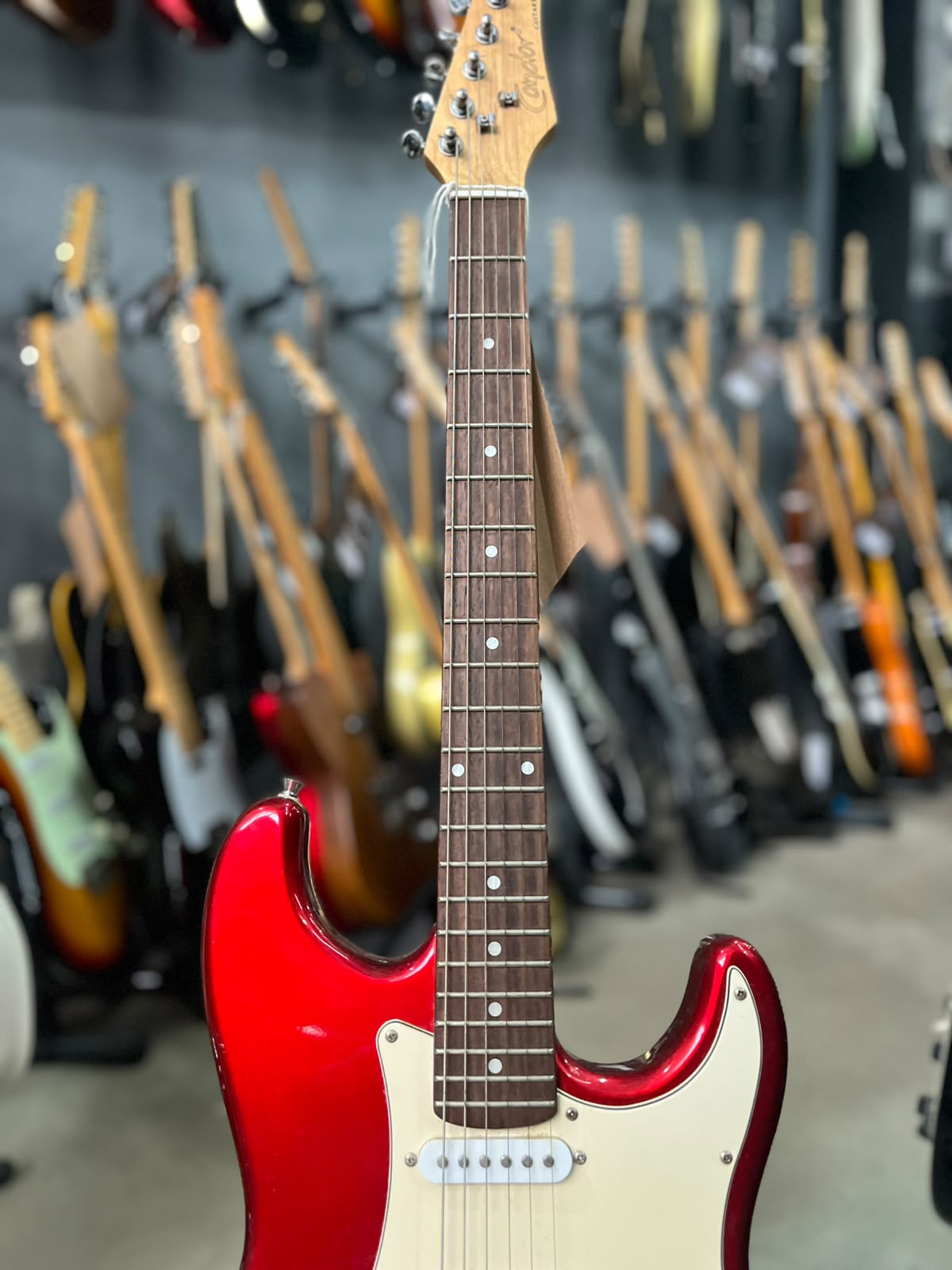 Guitarra Condor Modelo: Strato vermelha escudo branco miniatura 4