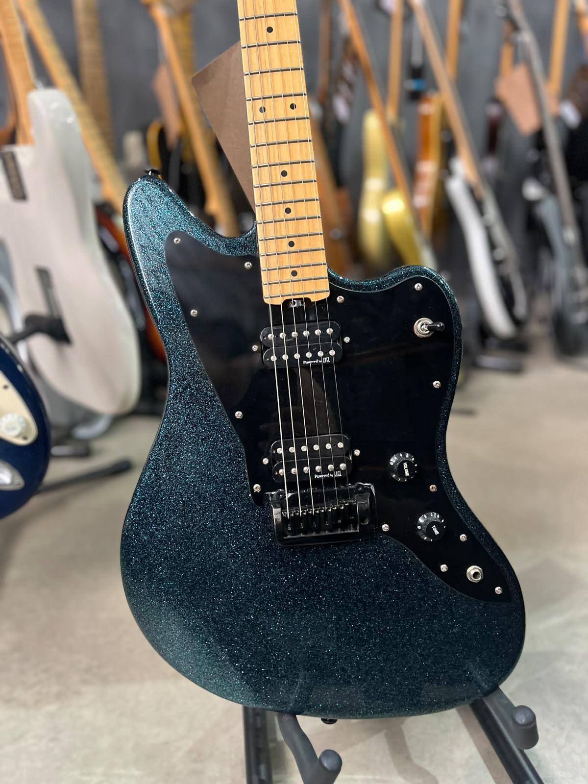 Guitarra Studebaker Jaguar azul sparkle escudo preto