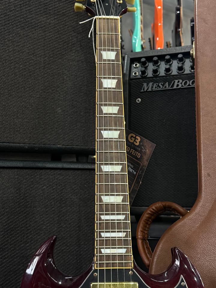 Guitarra SX SG Vinho + Hard Case + Tarr. Com trava miniatura 3