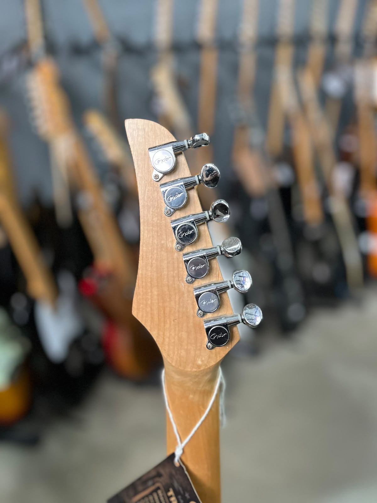 Guitarra Condor Modelo: Strato vermelha escudo branco miniatura 7