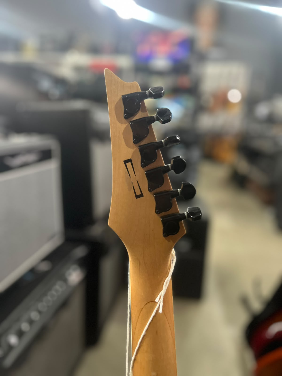 Guitarra Ibanez Laranja Ibanez RG Series – escudo preto  com floyd miniatura 7