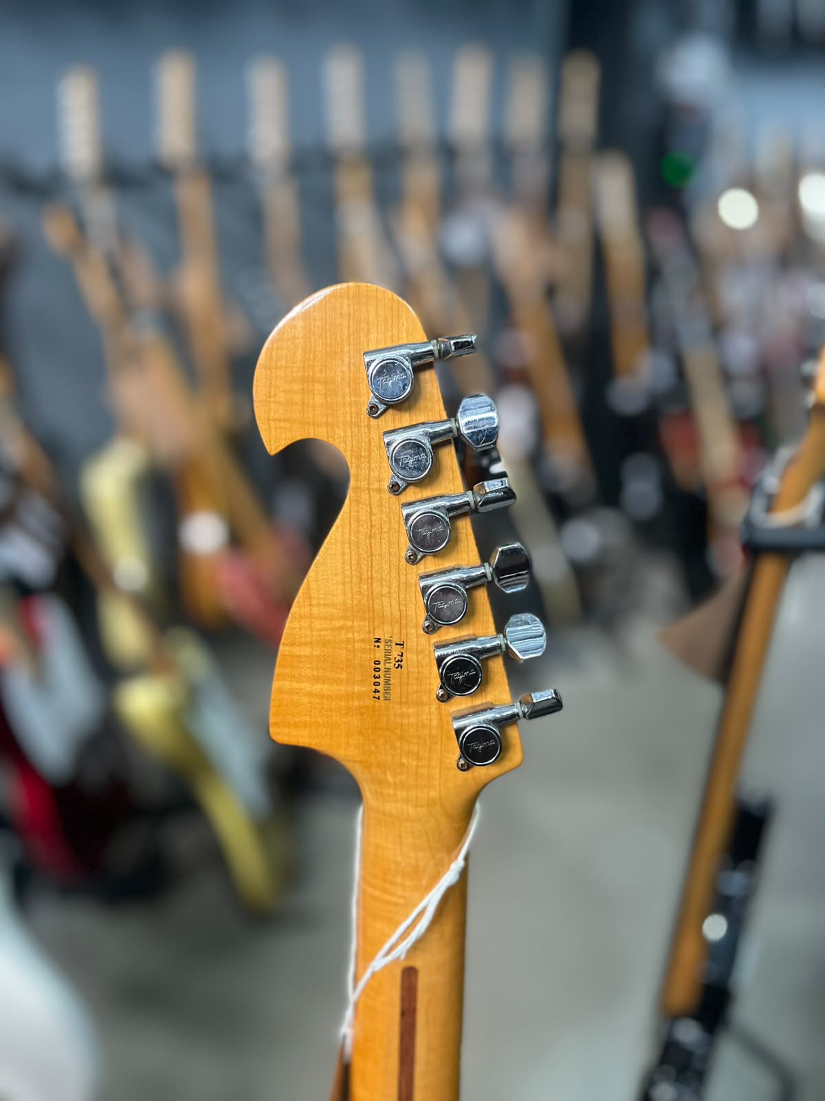 GUITARRA TAGIMA ANTIGA STRATO PRETA COM ESCUDO CREME miniatura 7