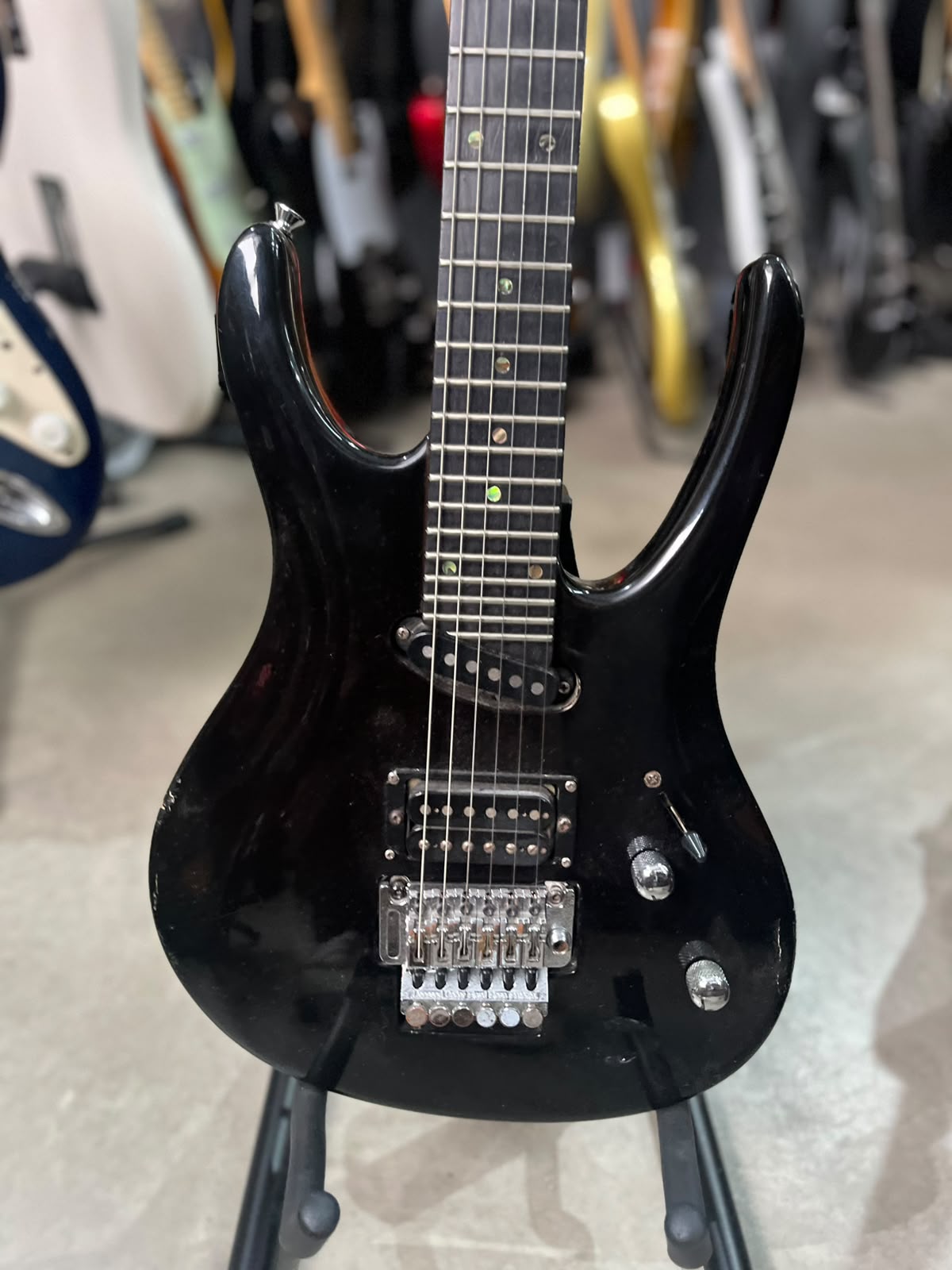 guitarra Tagima Kiko Loureiro T-zero preta super strato