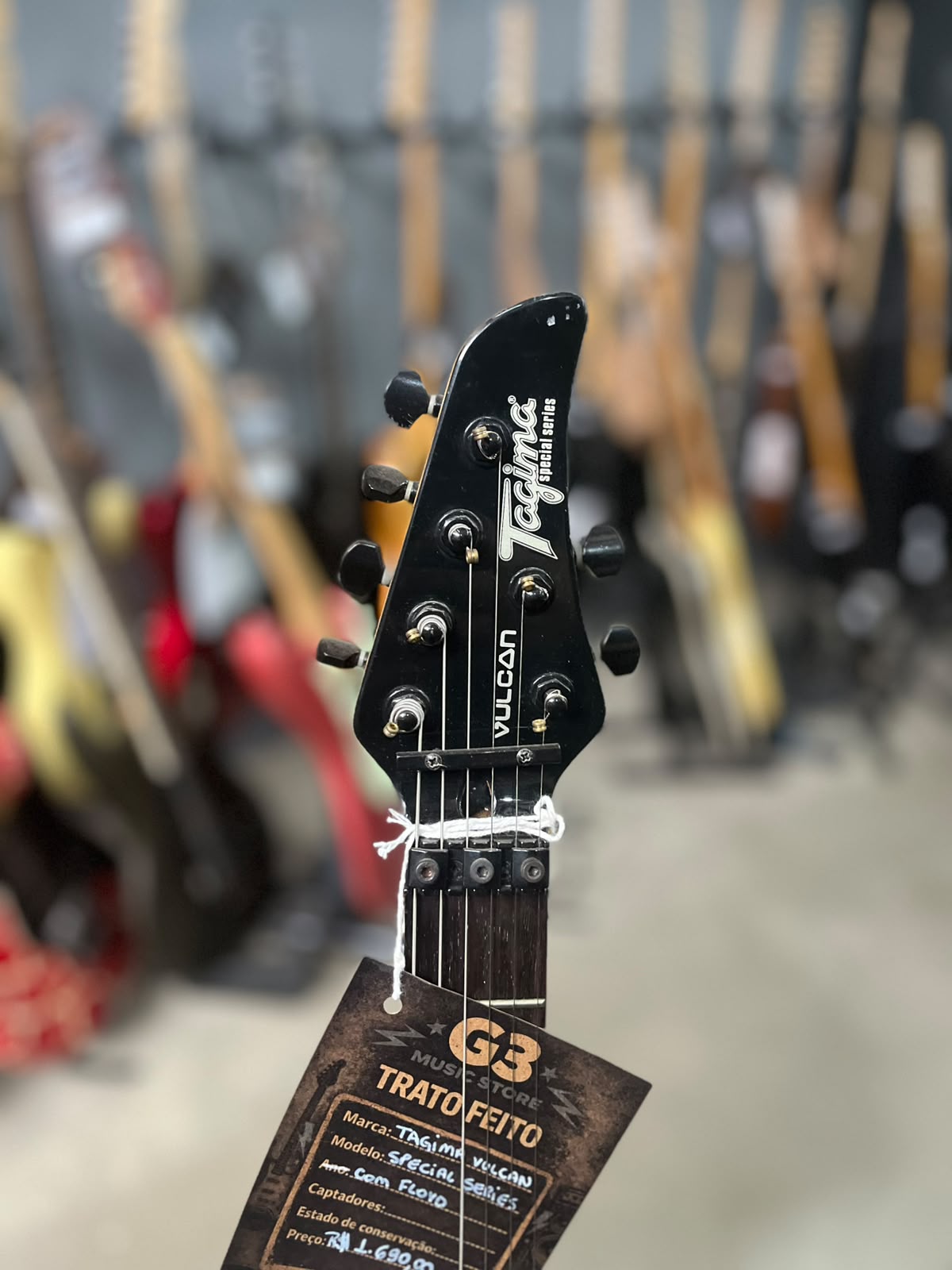 Guitarra Marca Tagima – Modelo: Vulcan Special Séries frizo creme com Floyd miniatura 5