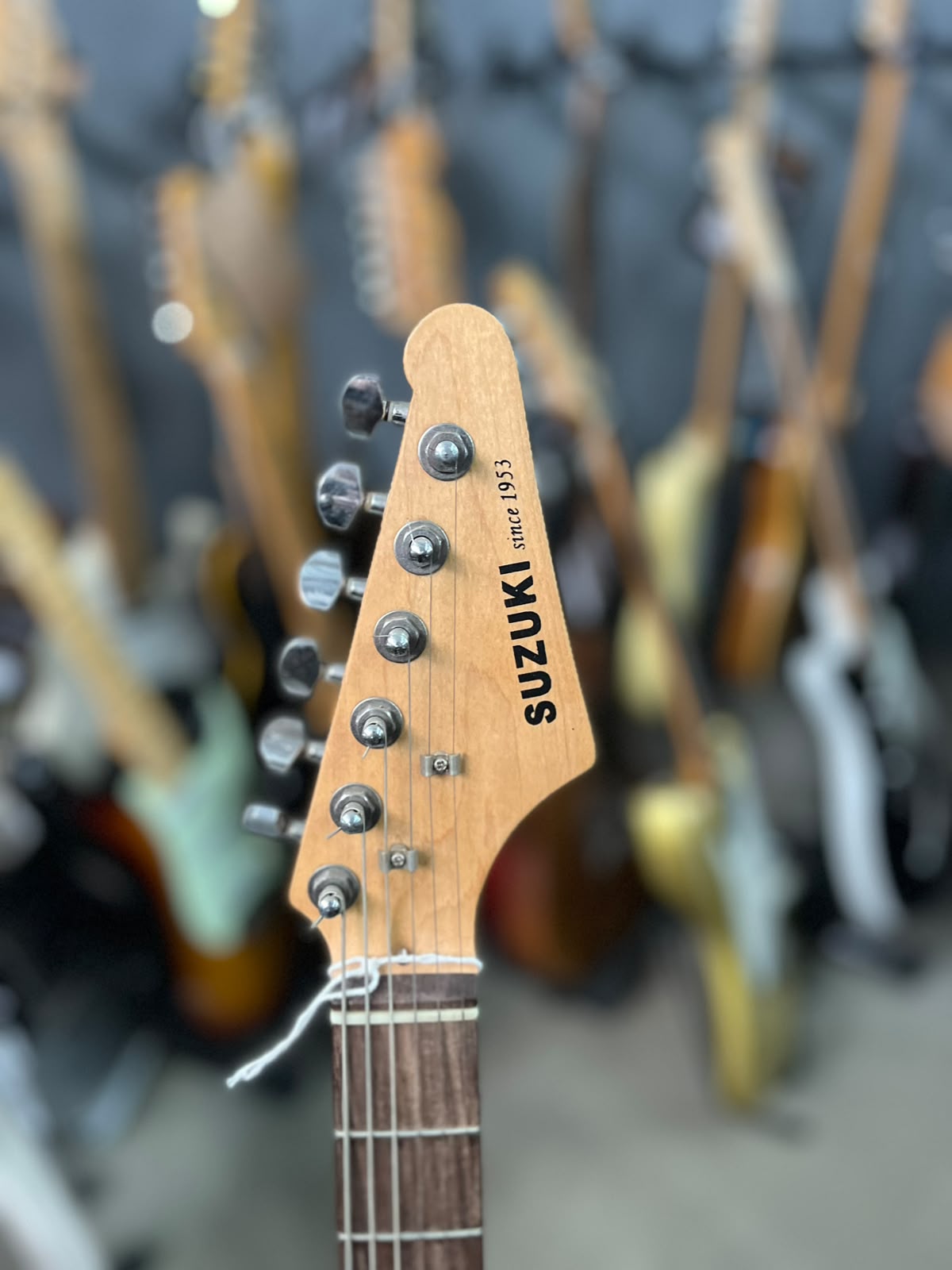Guitarra Marca: Suzuki Modelo: Strato preta escudo branco miniatura 6