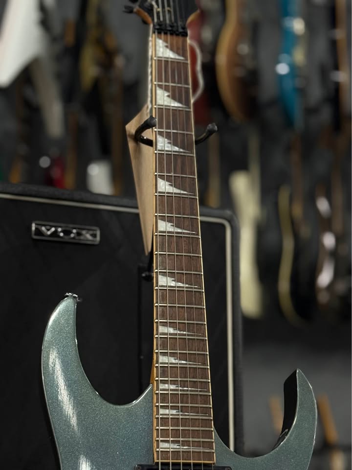 guitarra Ibanez Gio super strato cinza metalica miniatura 2