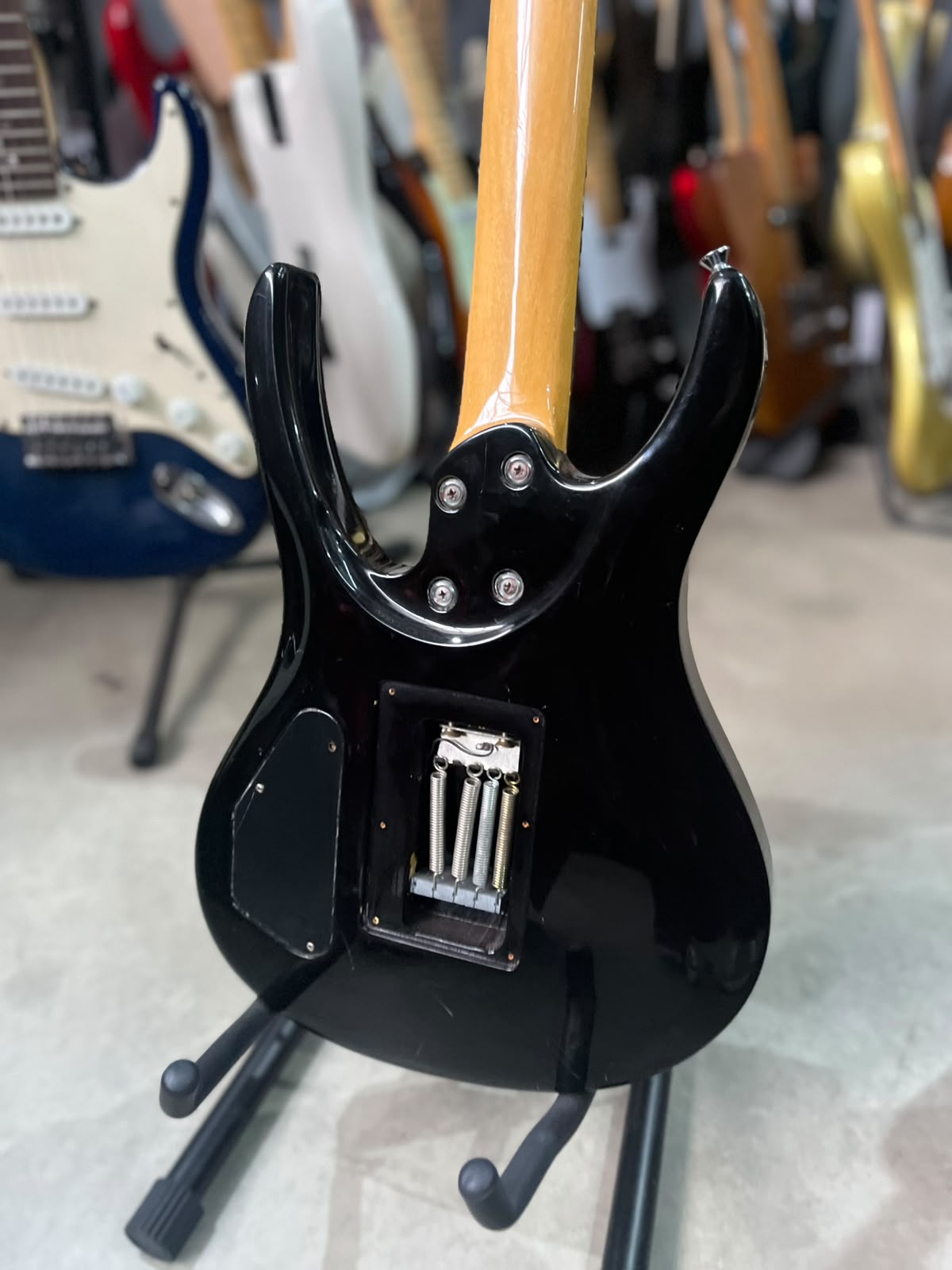 guitarra Tagima Kiko Loureiro T-zero preta super strato miniatura 9