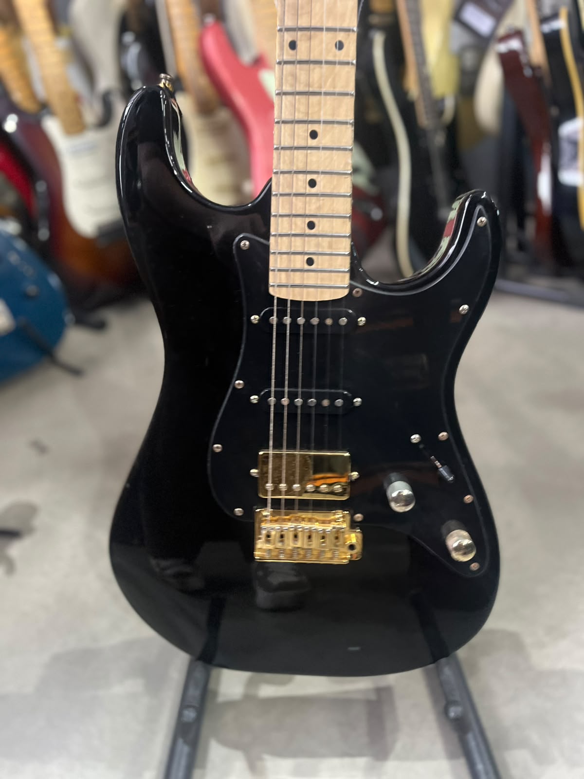 GUITARRA SEIZI STRATO PRETA TARRACHAS DOURADAS