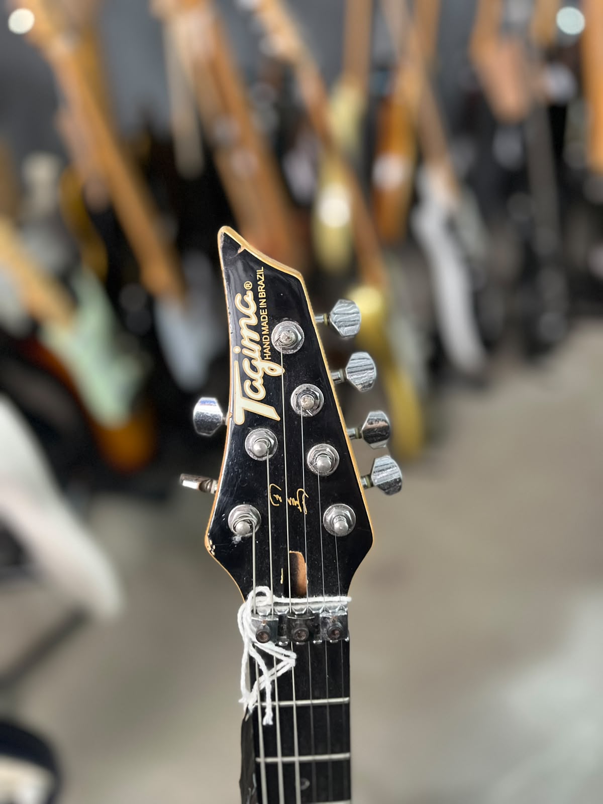 guitarra Tagima Kiko Loureiro T-zero preta super strato miniatura 6