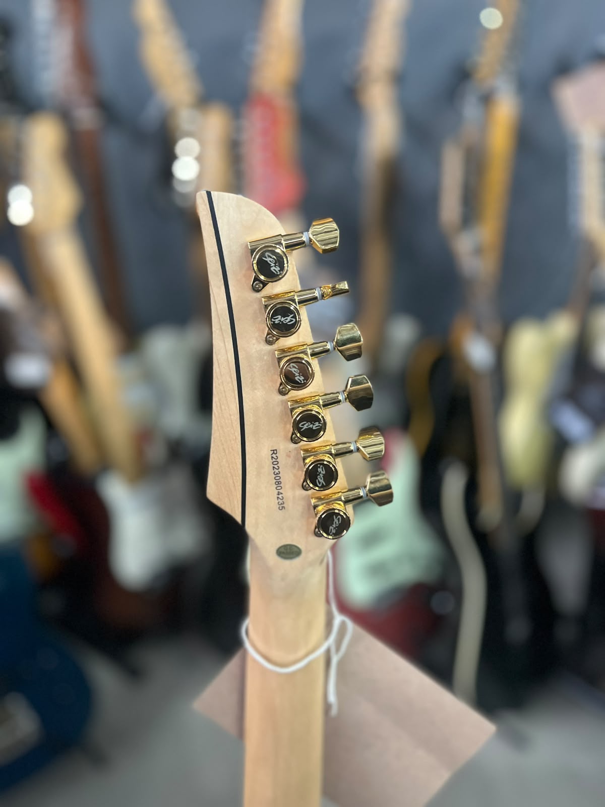 GUITARRA SEIZI STRATO PRETA TARRACHAS DOURADAS miniatura 5