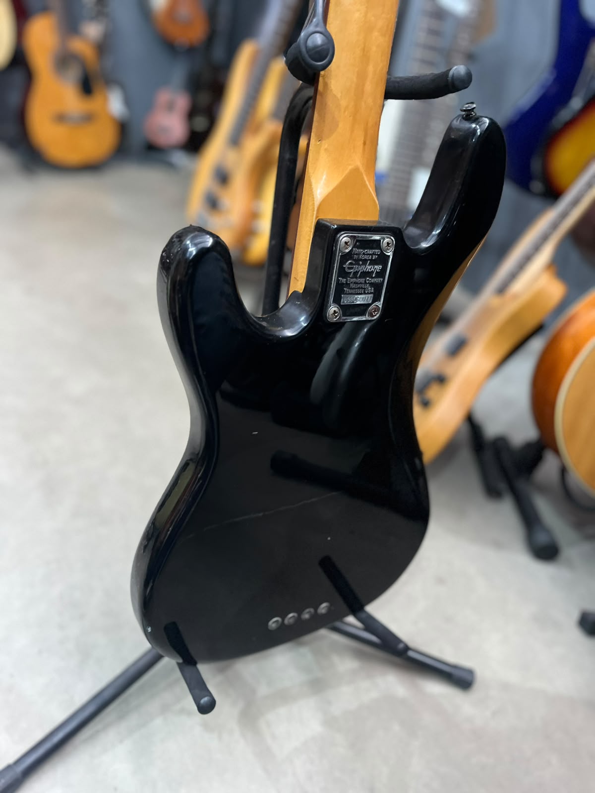 Baixo Marca Epiphone – Modelo: 4 cordas preto com madeira (relicado) miniatura 9