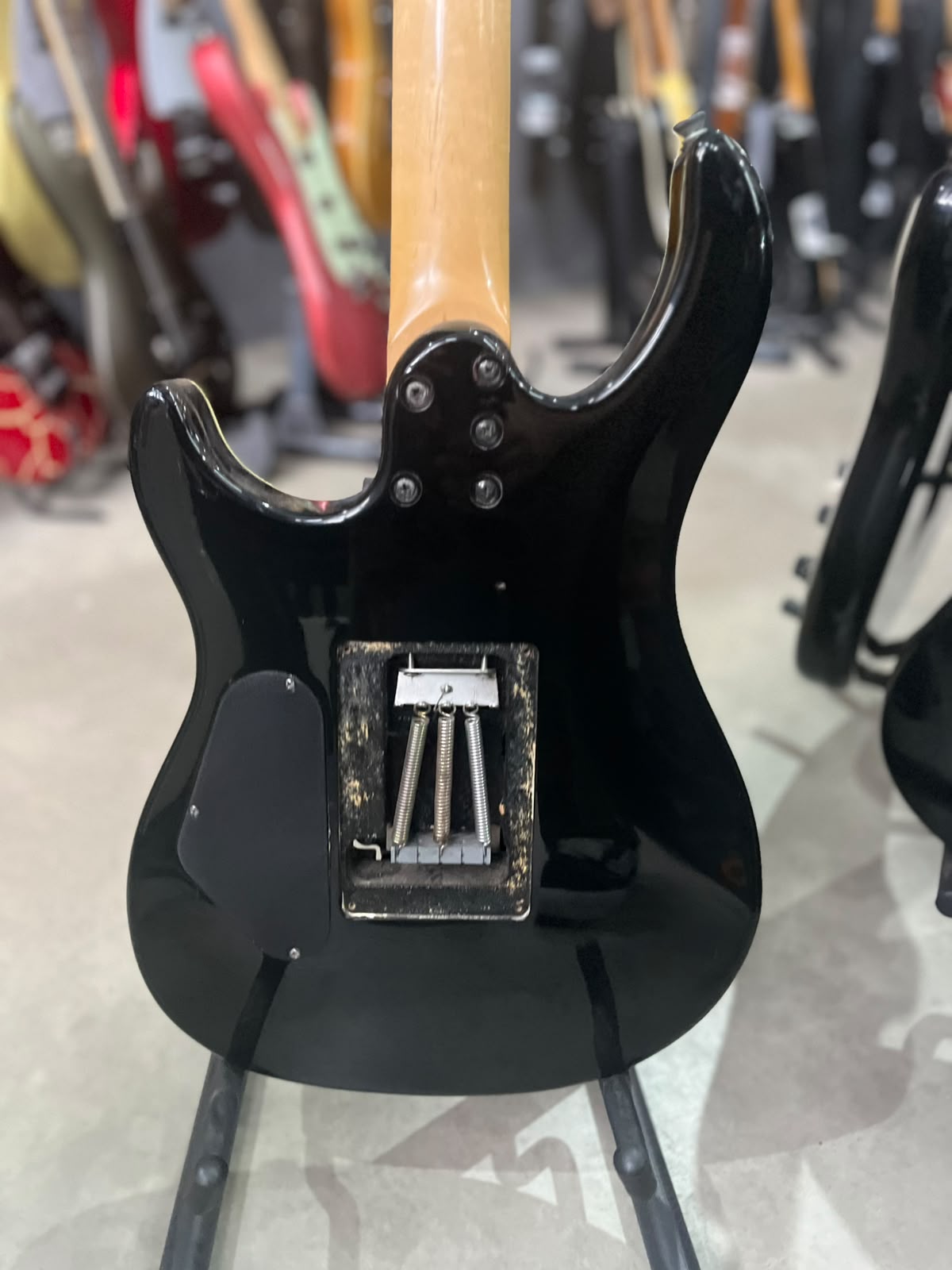 Guitarra Marca Tagima – Modelo: Vulcan Special Séries frizo creme com Floyd miniatura 8