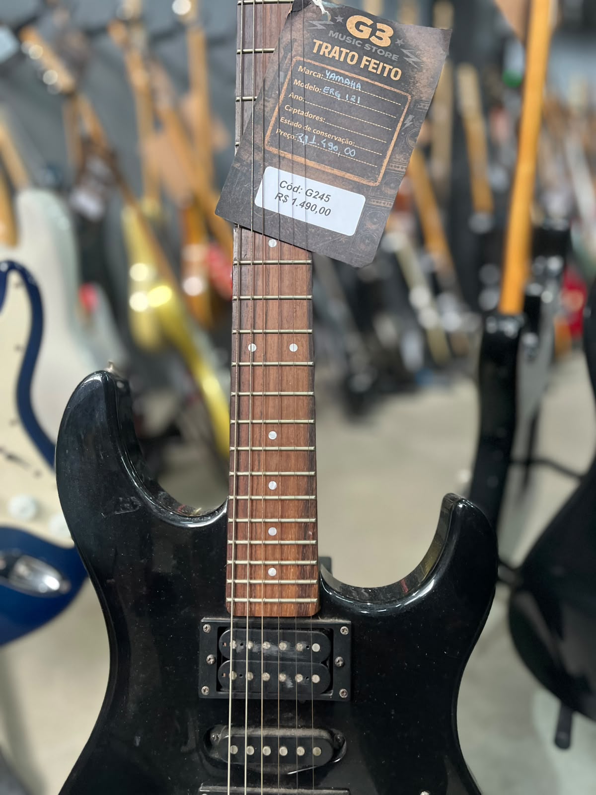Guitarra Yamaha Modelo: ERG 121 preta miniatura 4