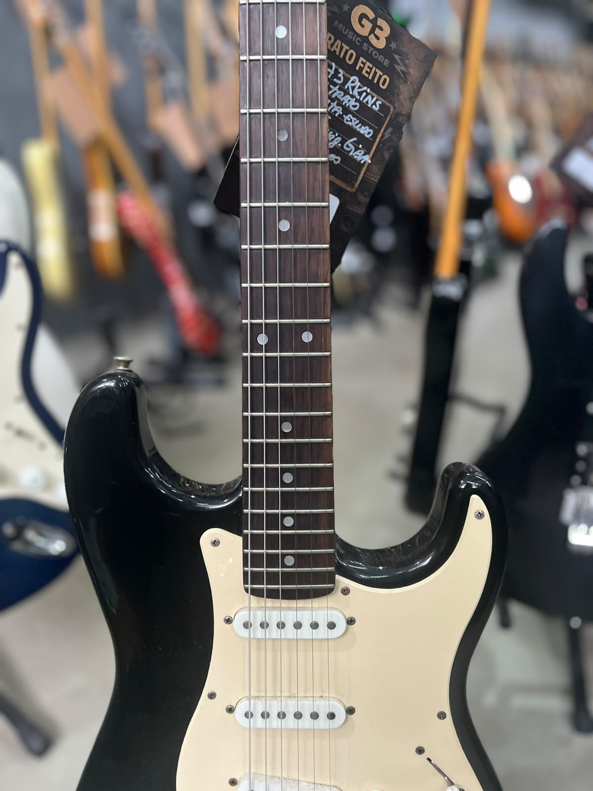 Guitarra Strato Preta escudo creme 7Rkins miniatura 4