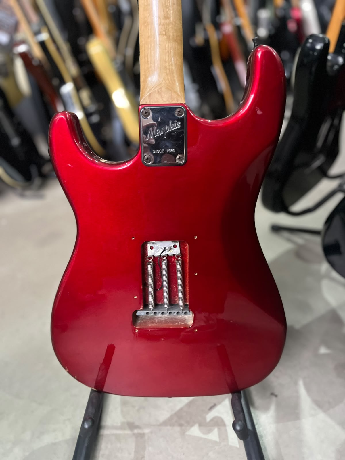 Guitarra Memphis Strato Vermelha  com escudo branco miniatura 7