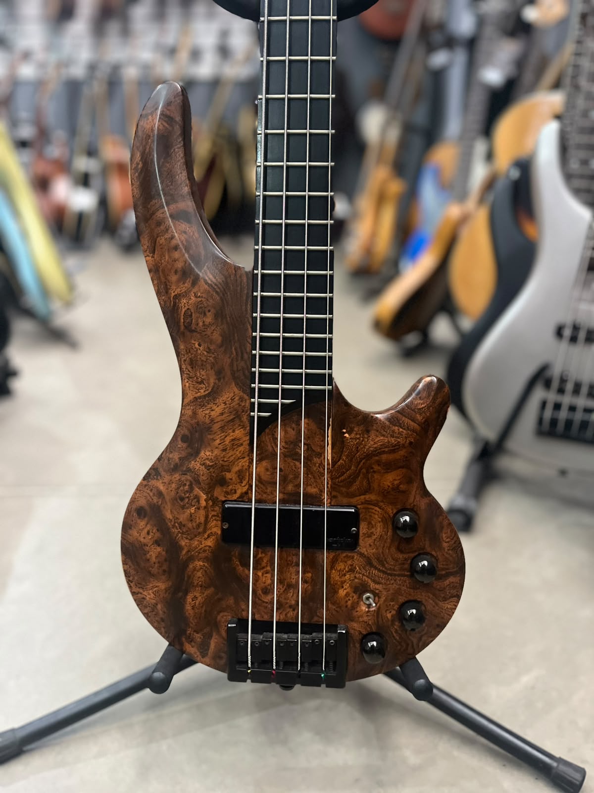 Baixo Cort Curbow bass 4 cordas