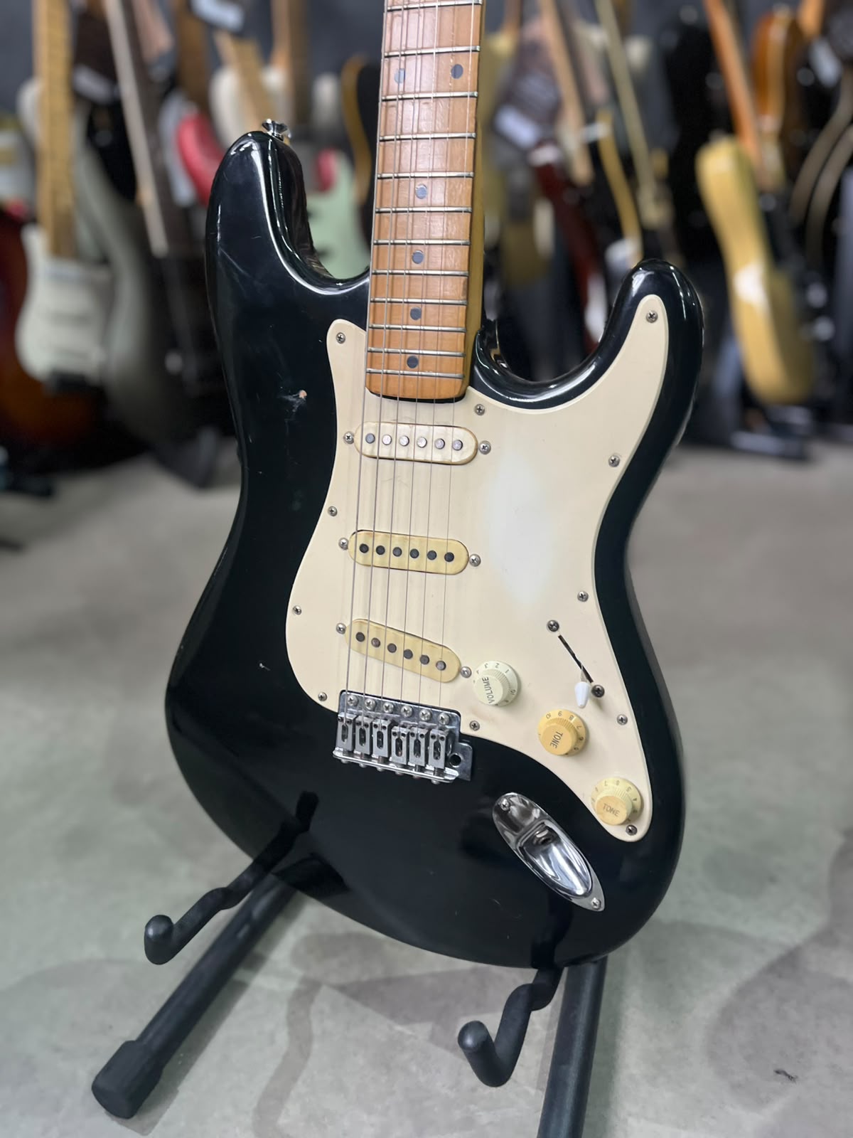 GUITARRA GIANNINI STRATOSONIC PRETA ESCUDO BRANCO miniatura 2