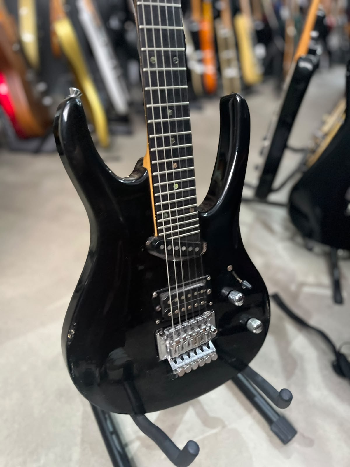 guitarra Tagima Kiko Loureiro T-zero preta super strato miniatura 3