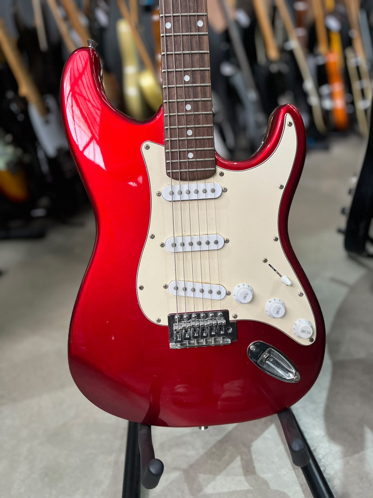 Guitarra Condor Modelo: Strato vermelha escudo branco
