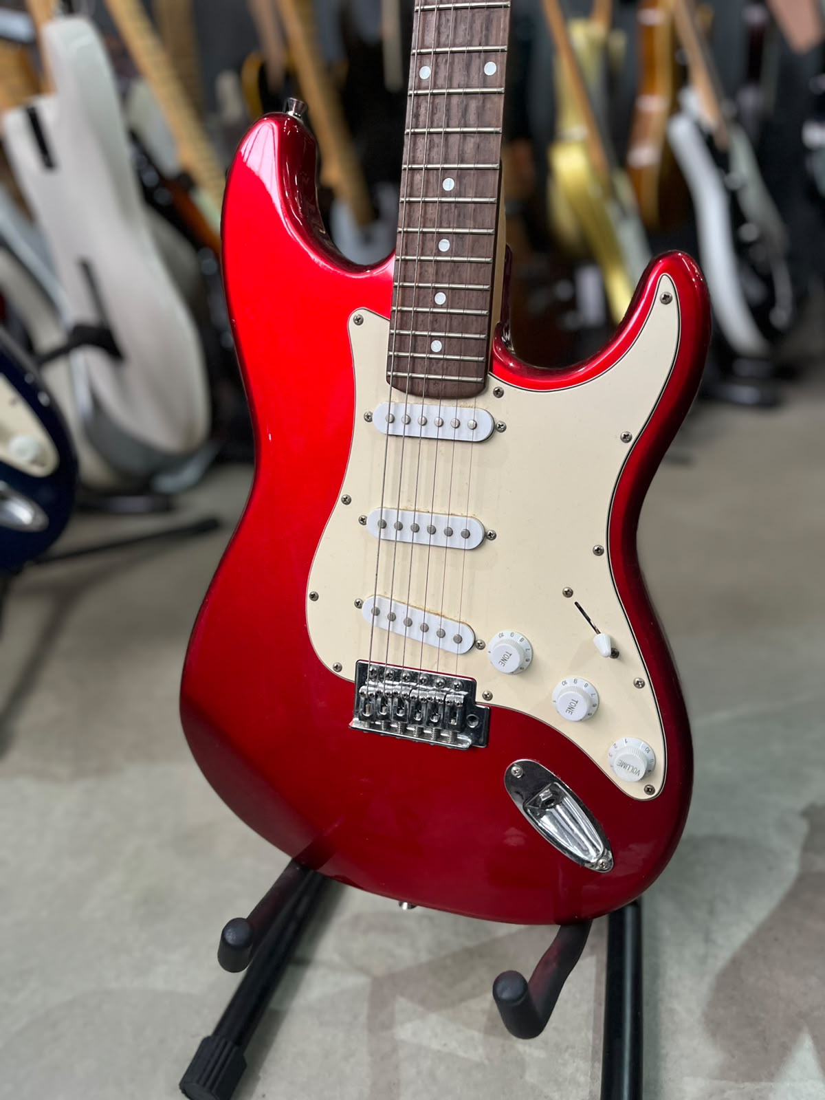 Guitarra Condor Modelo: Strato vermelha escudo branco miniatura 2