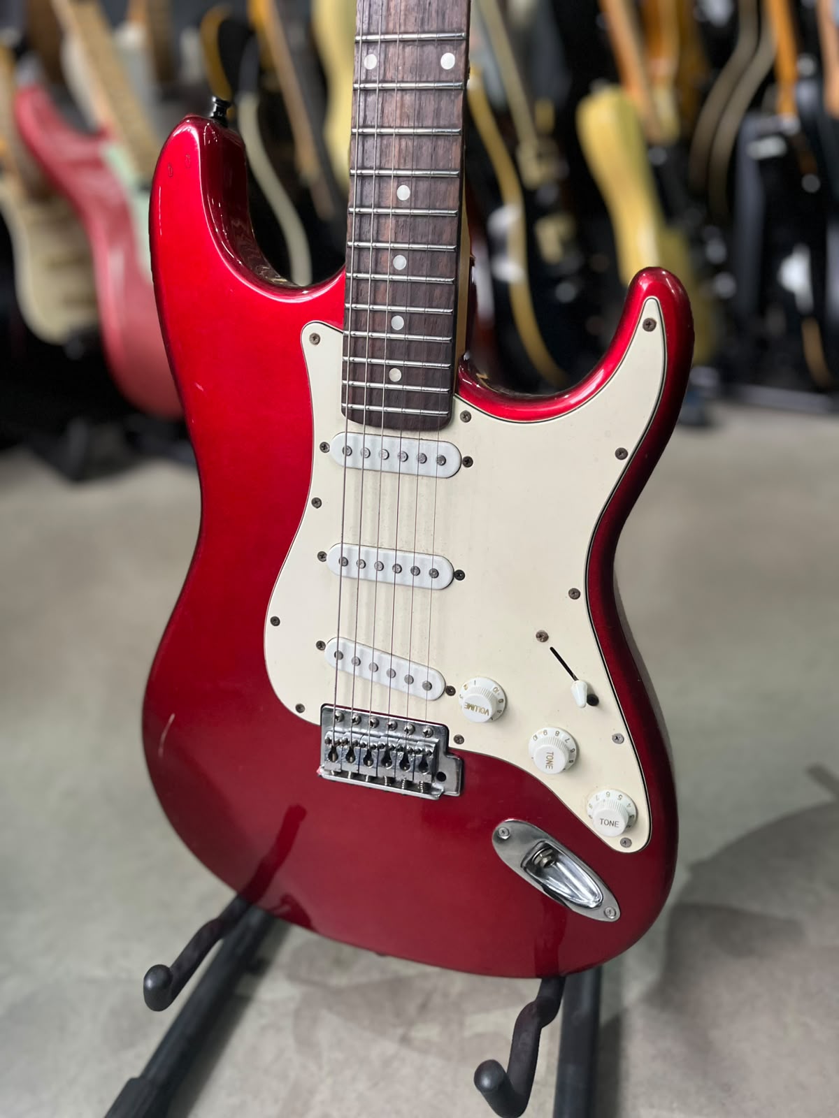 Guitarra Memphis Strato Vermelha  com escudo branco miniatura 2