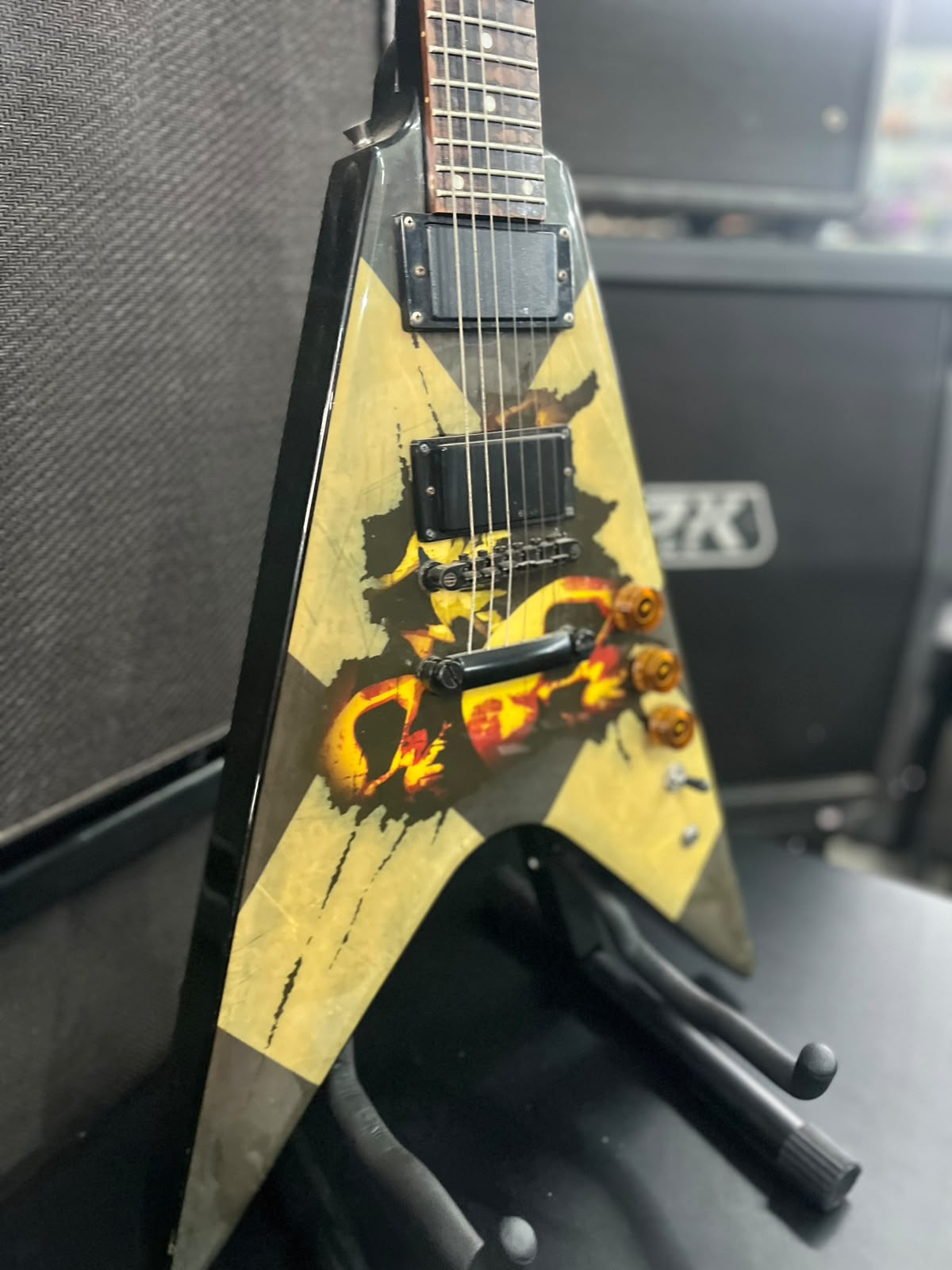 Guitarra Marca Washburn – Modelo: Flyng V cap emg miniatura 3