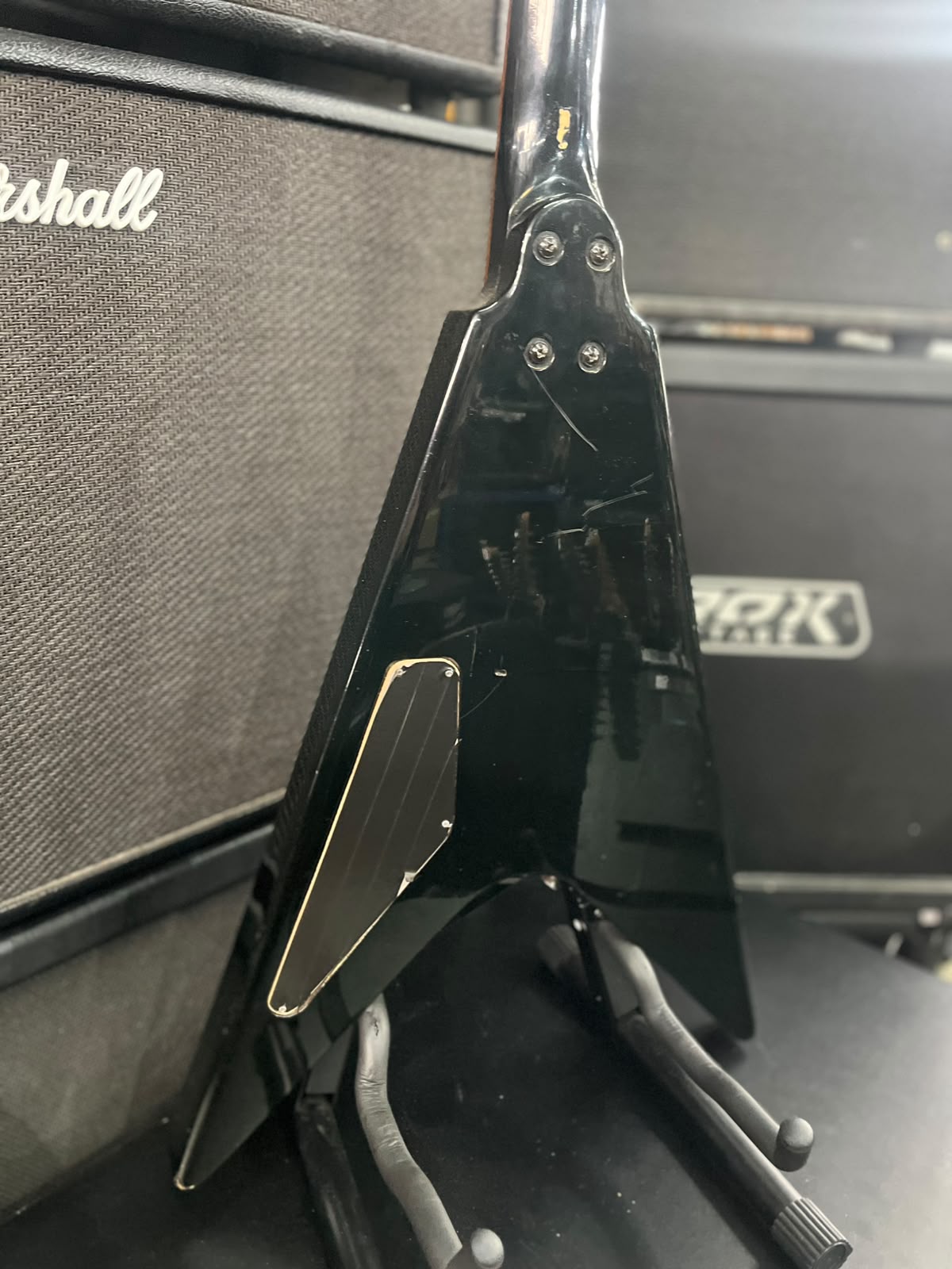 Guitarra Marca Washburn – Modelo: Flyng V cap emg miniatura 8