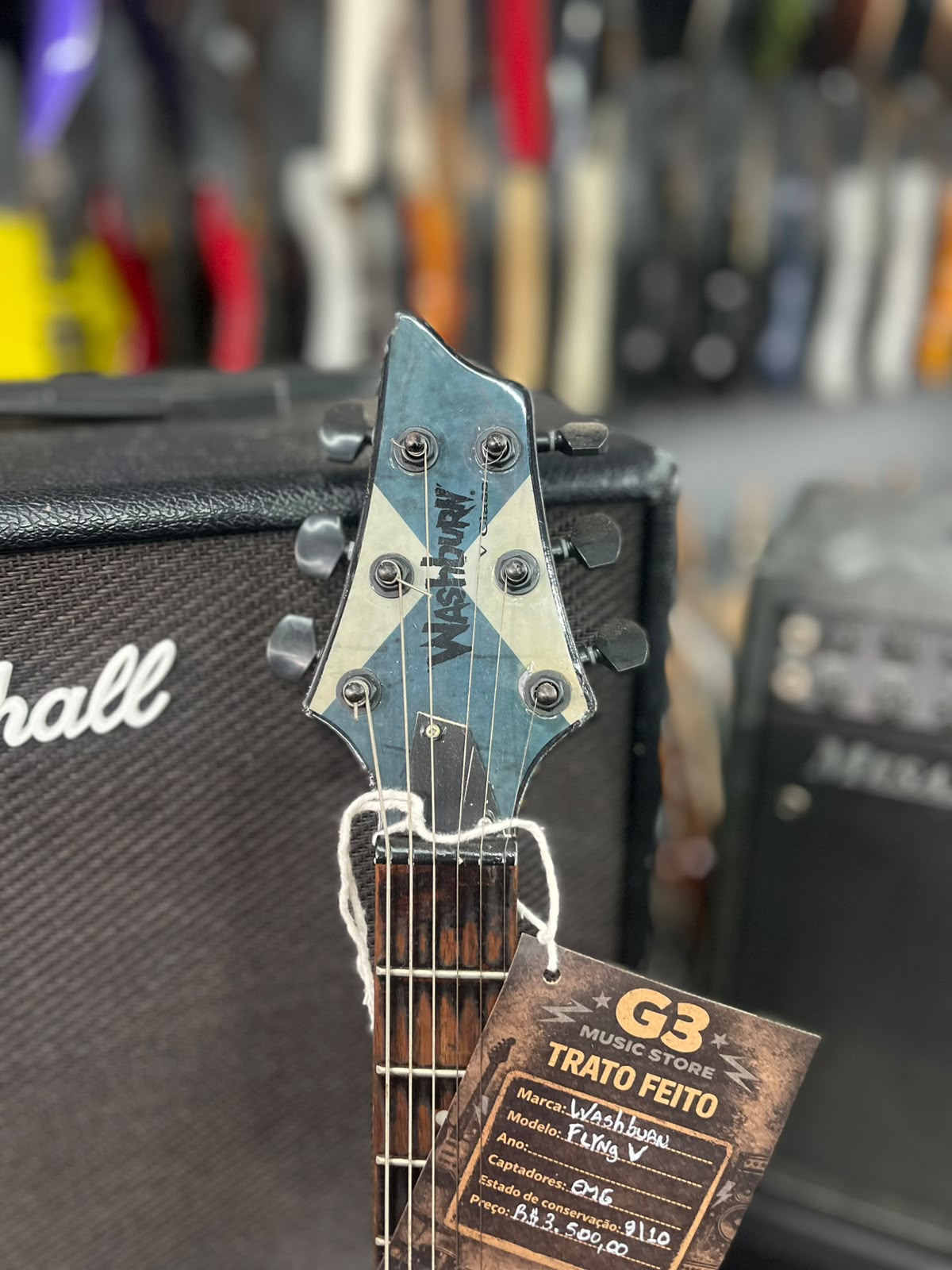 Guitarra Marca Washburn – Modelo: Flyng V cap emg miniatura 6