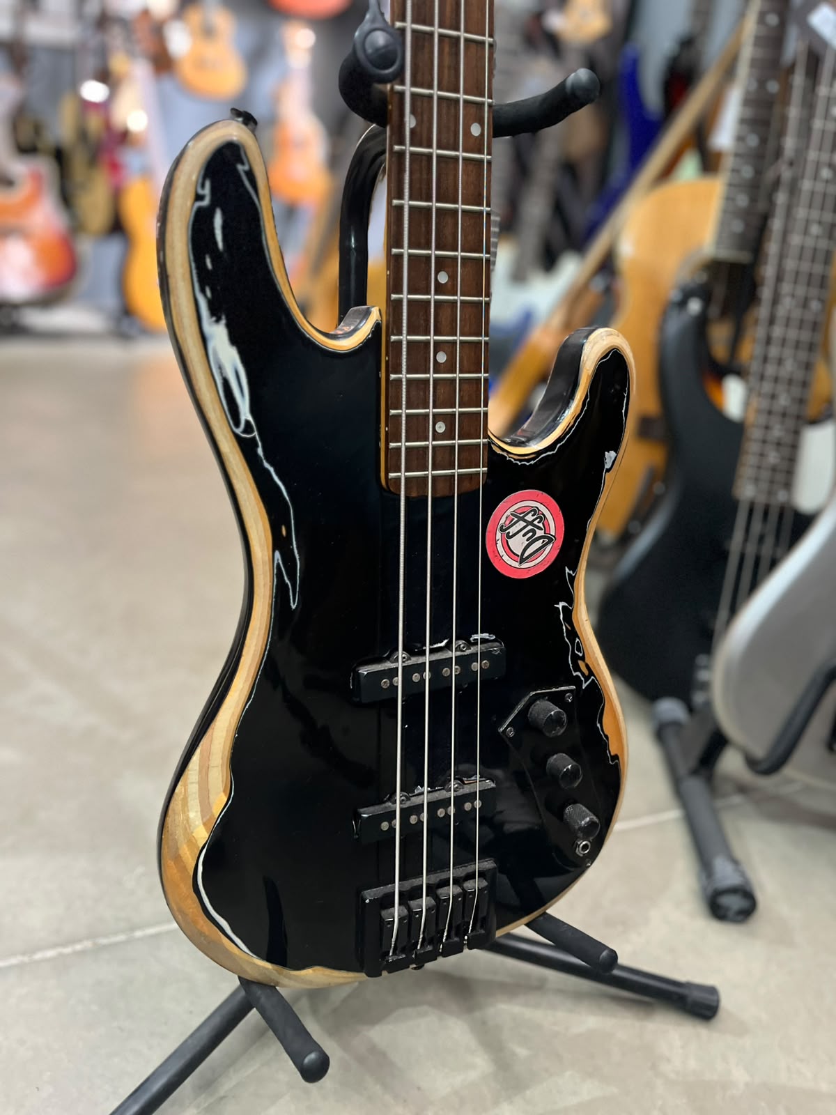 Baixo Marca Epiphone – Modelo: 4 cordas preto com madeira (relicado) miniatura 3