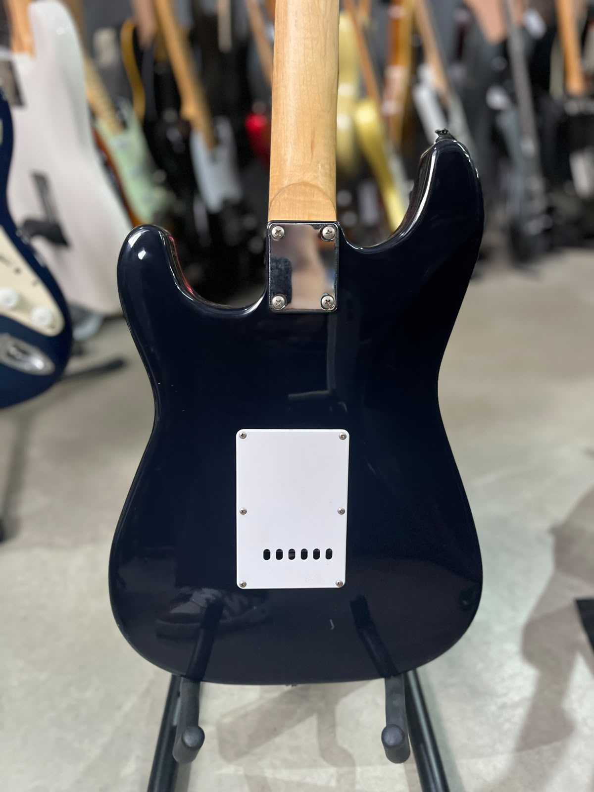 Guitarra Califórnia Especial Strato preta com escudo branco  Shelter miniatura 8
