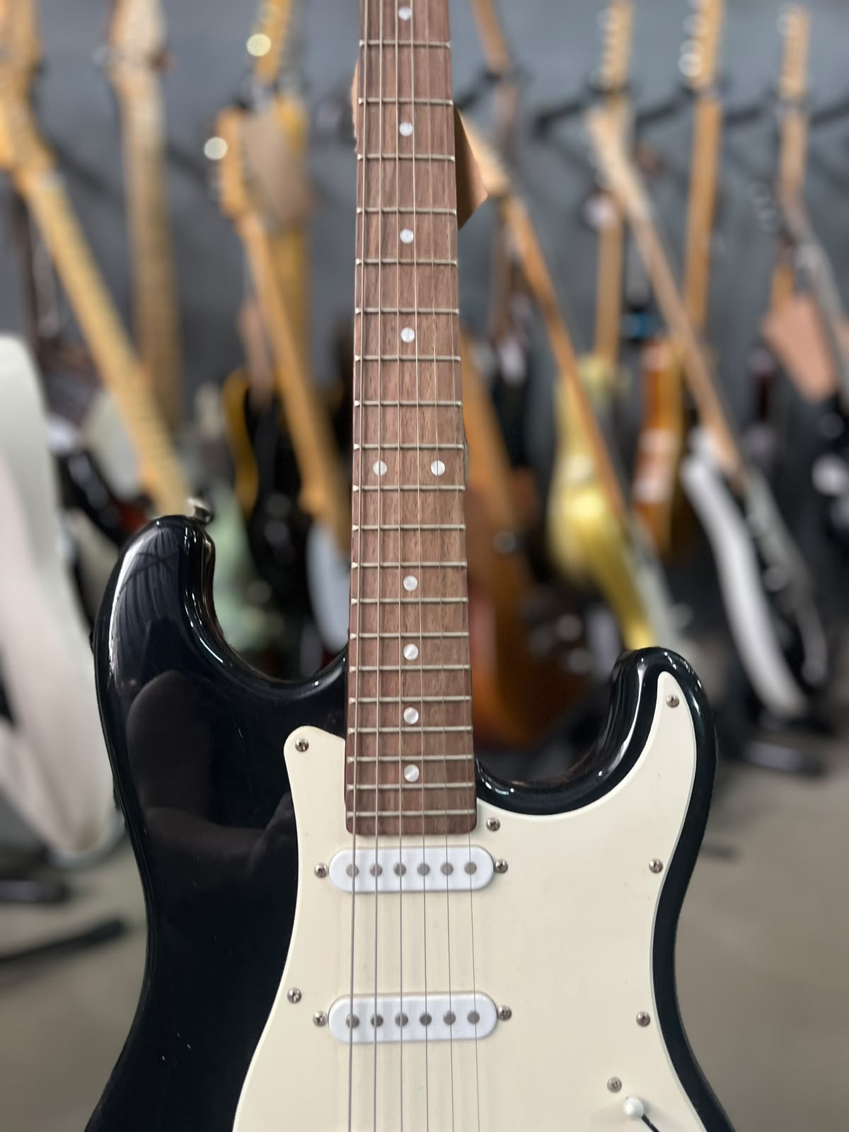 Guitarra Marca: Suzuki Modelo: Strato preta escudo branco miniatura 5