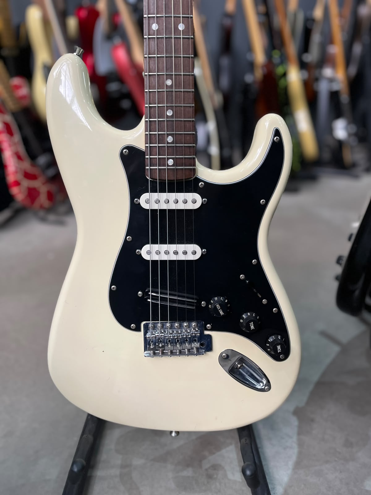 Guitarra Squier Strato Affinity creme com escudo preto