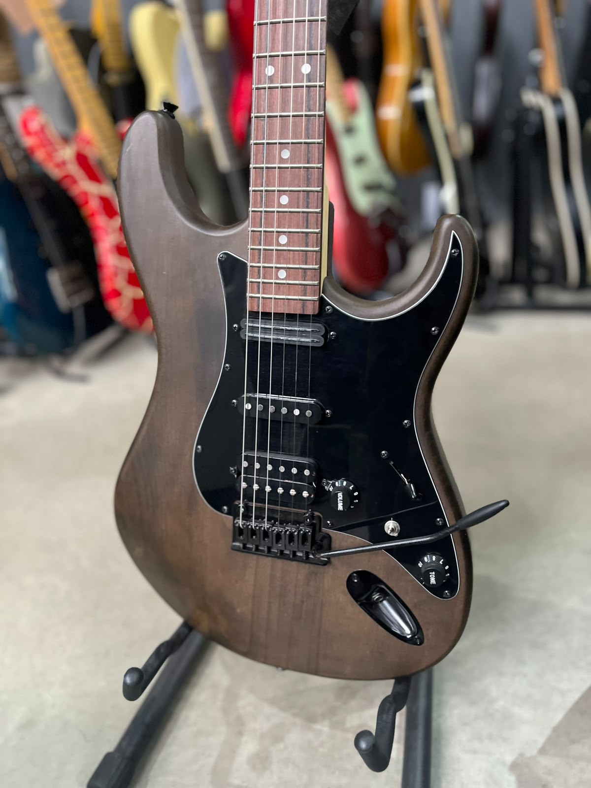 Guitarra Marca BULL – Modelo: Luthier Nacional miniatura 10