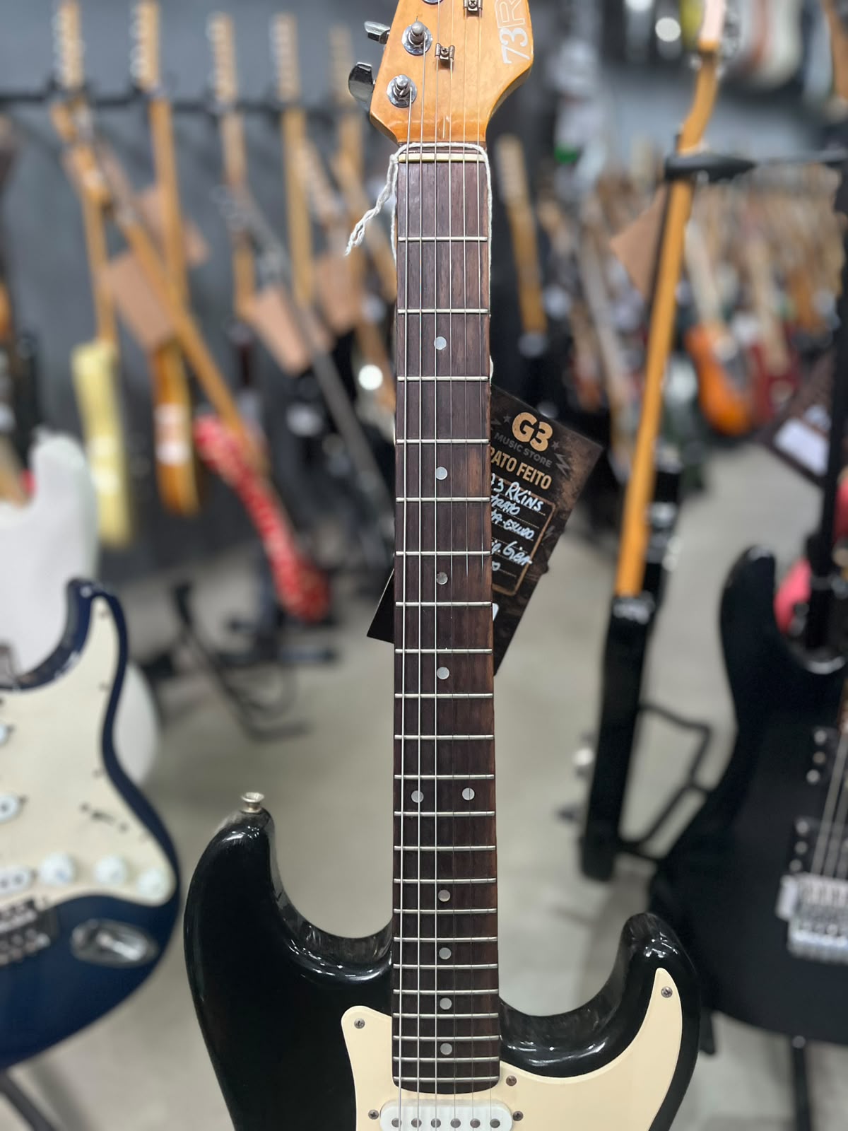 Guitarra Strato Preta escudo creme 7Rkins miniatura 5