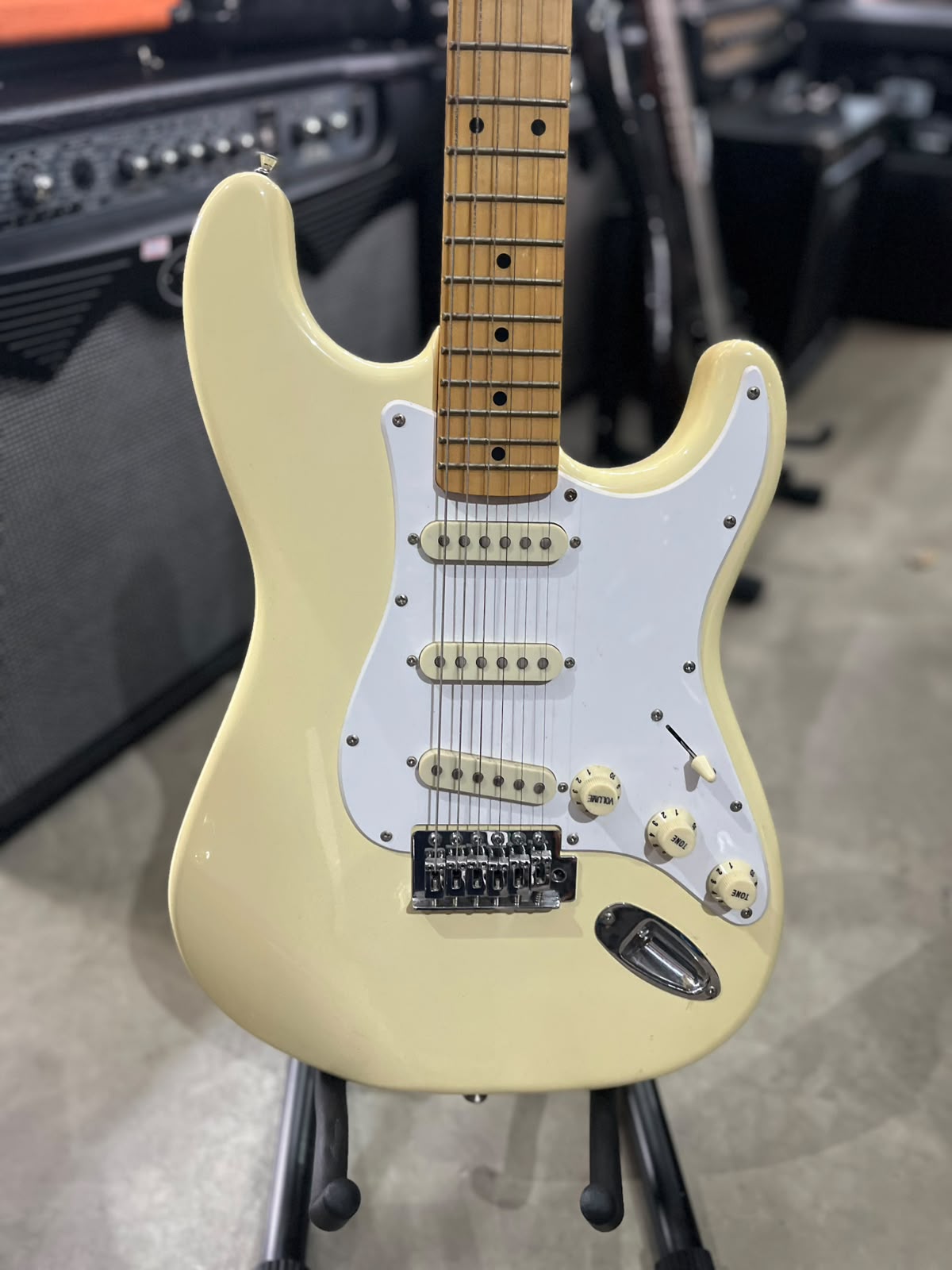 Guitarra Marca: SX – Modelo strato Creme escudo branco
