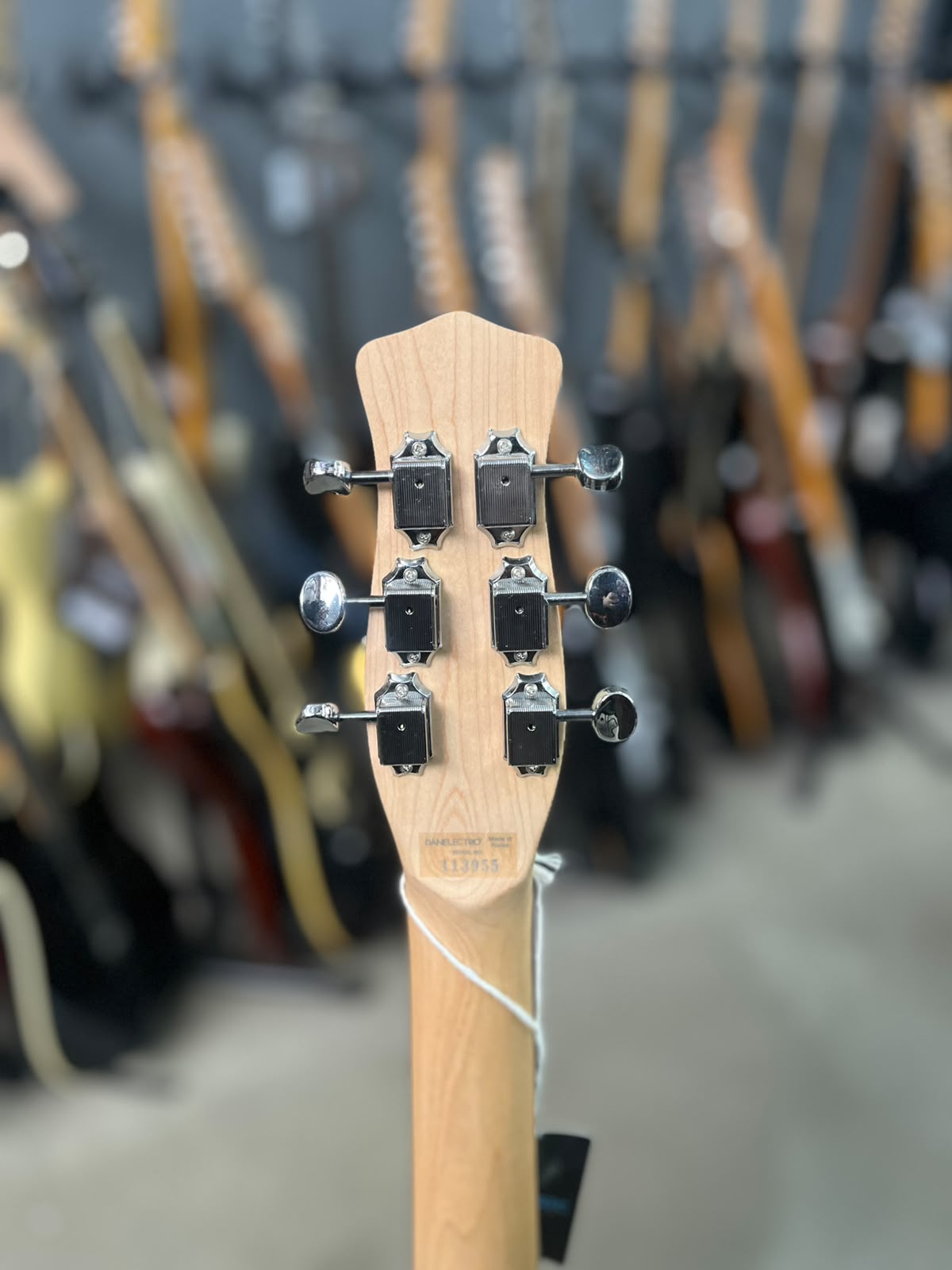 Guitarra Danelectro Stock 59 preta- escudo branco miniatura 6