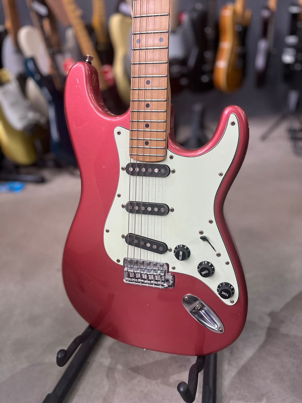 GUITARRA STUDEBACKER  STRATO ROSA ESCUDO MENTA miniatura 2