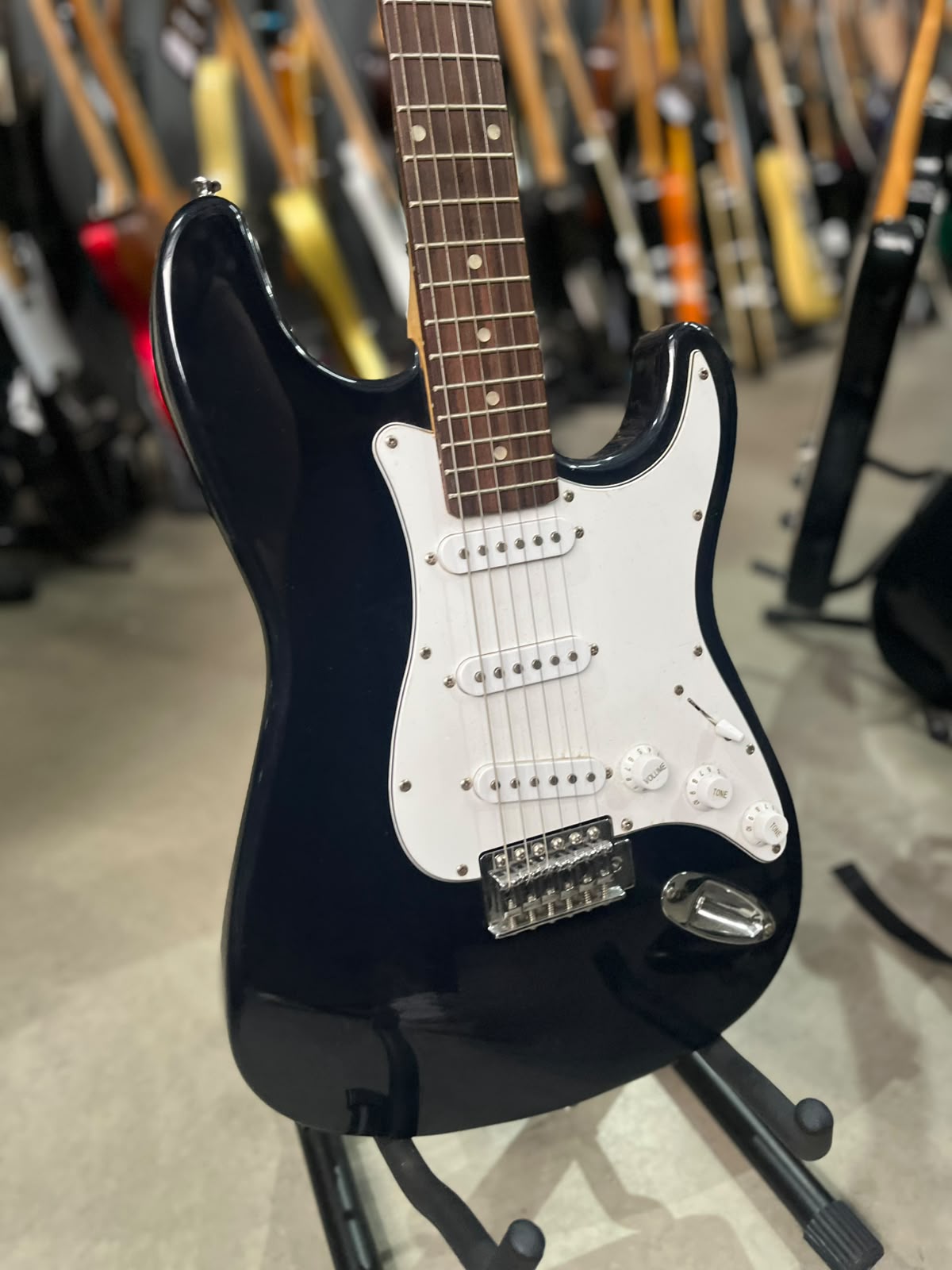 Guitarra Califórnia Especial Strato preta com escudo branco  Shelter miniatura 3