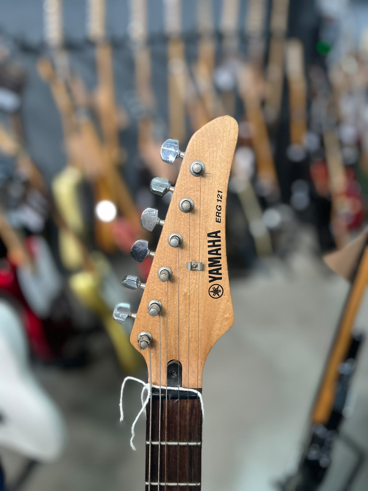 Guitarra Yamaha Modelo: ERG 121 preta miniatura 5