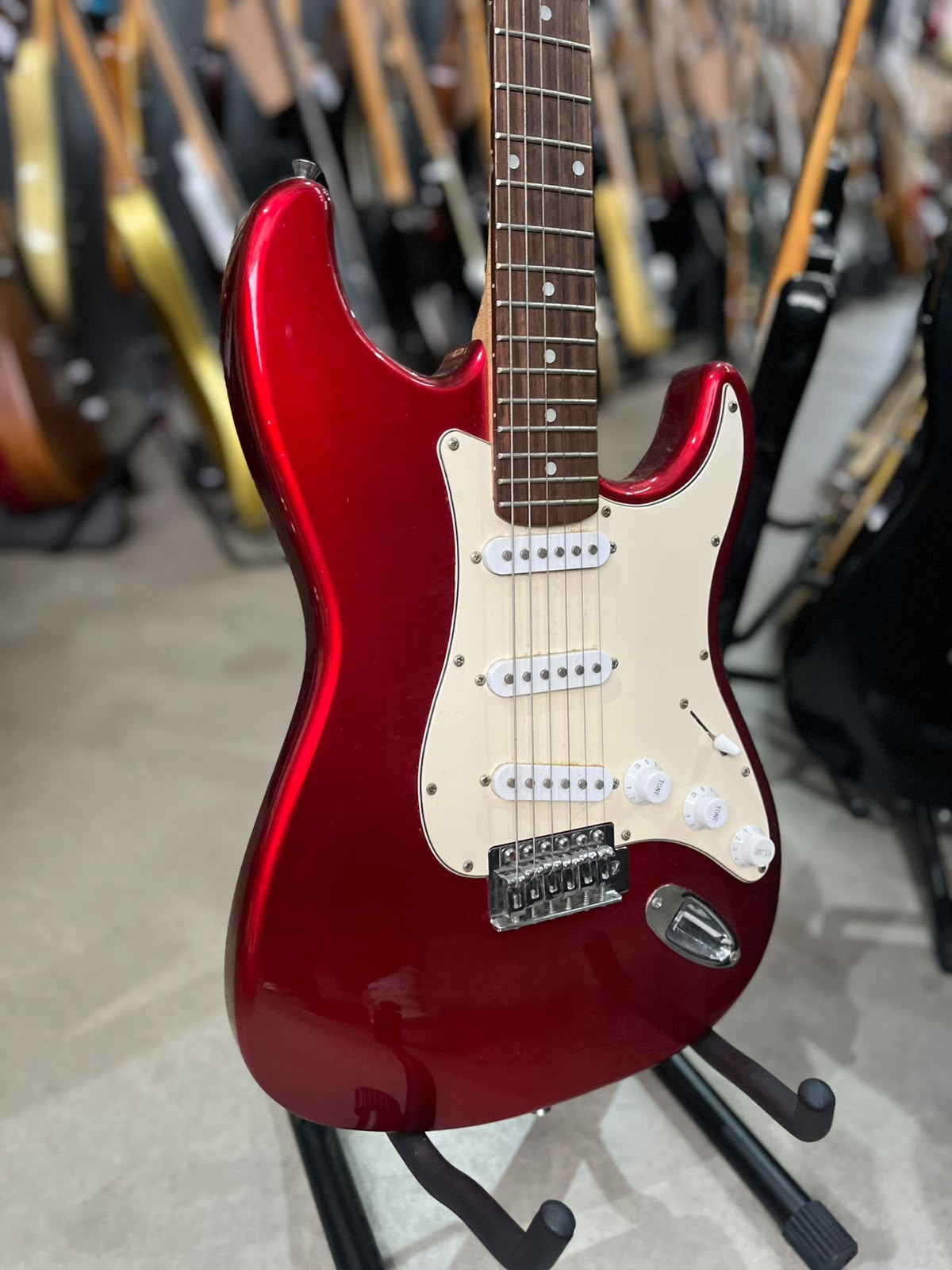 Guitarra Condor Modelo: Strato vermelha escudo branco miniatura 3