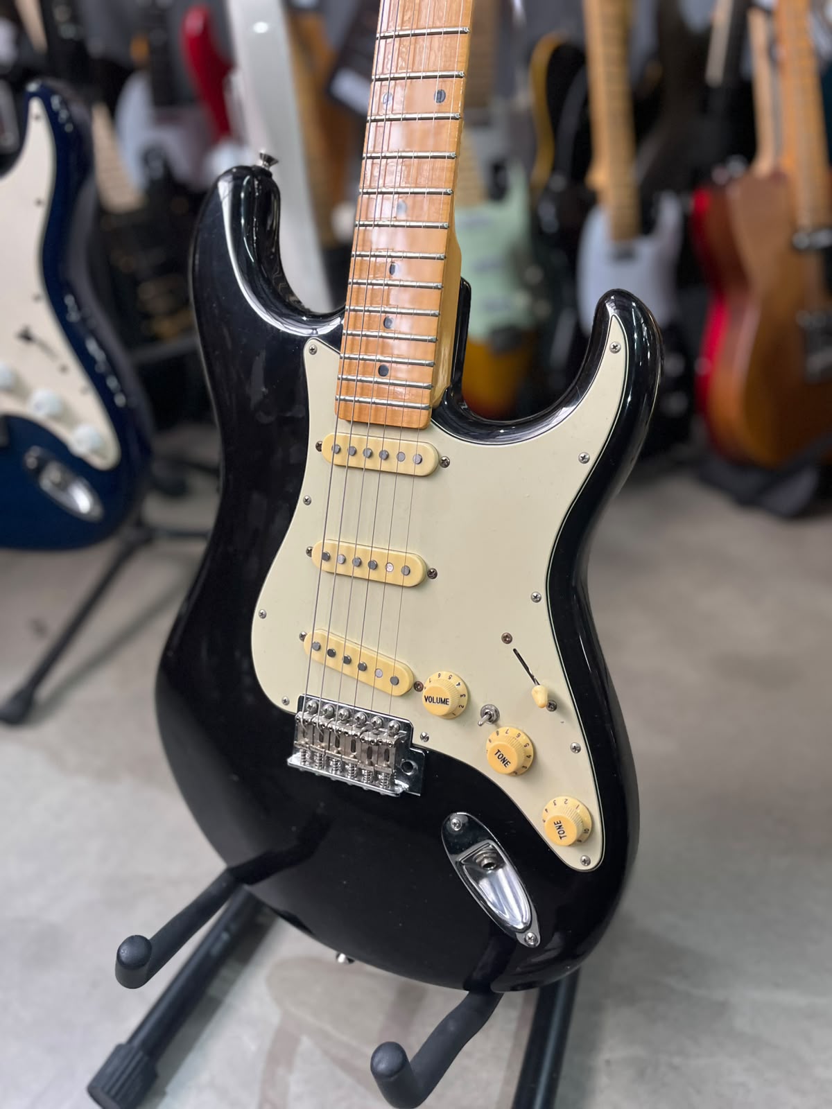 Guitarra Tagima  T-635 preta com escudo creme  Brasil miniatura 2