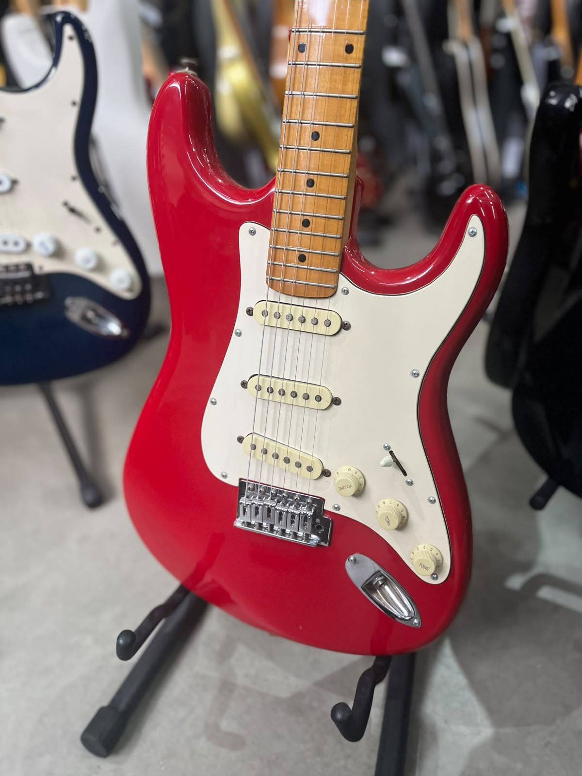 Guitarra Marca Cort – Modelo: Strato Vermelha escudo Branco miniatura 2