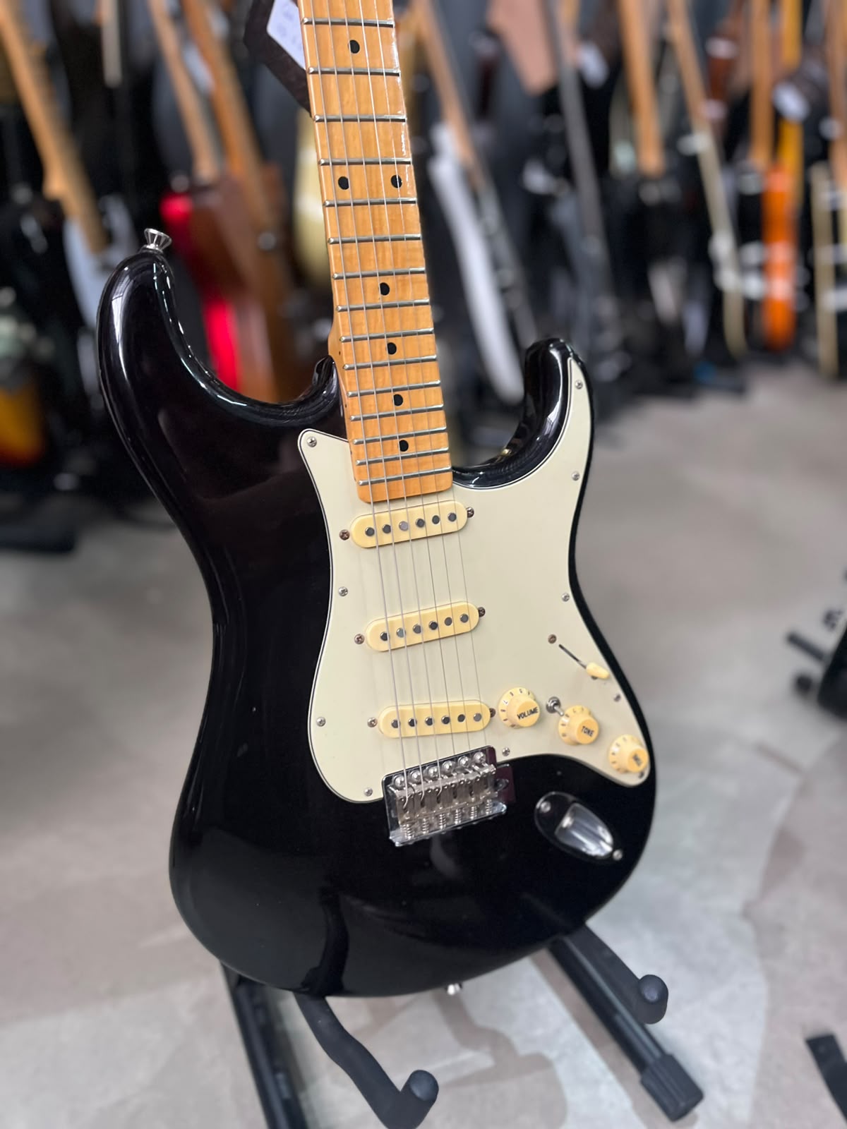 Guitarra Tagima  T-635 preta com escudo creme  Brasil miniatura 3