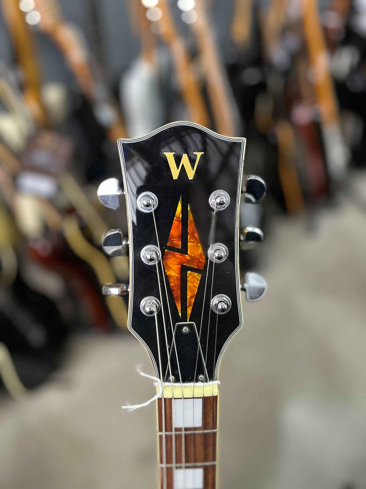 Guitarra Washburn semi Hollow miniatura 4