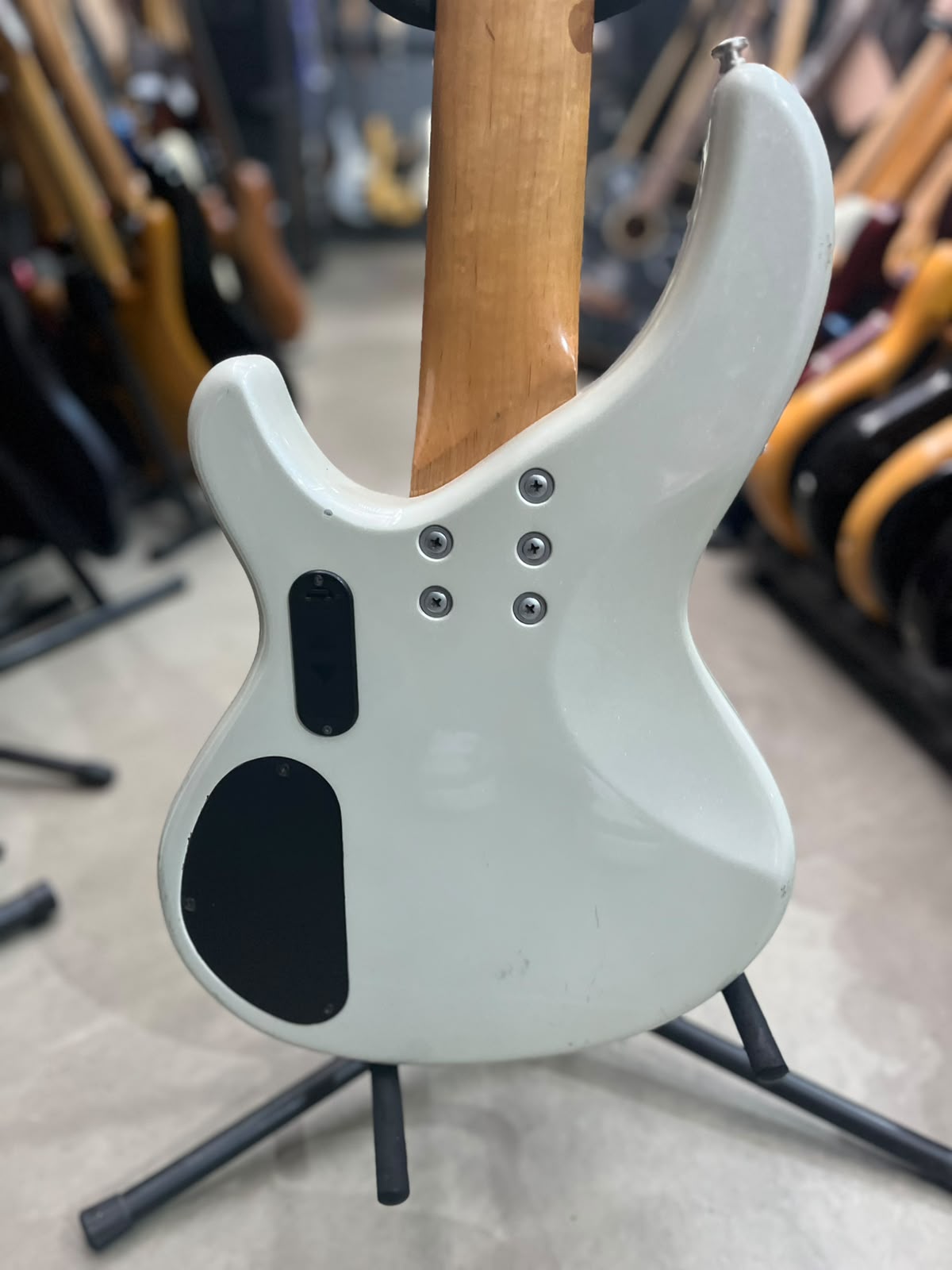 Baixo Marca Ária pro – Modelo: 5 cordas Branco perolado miniatura 7