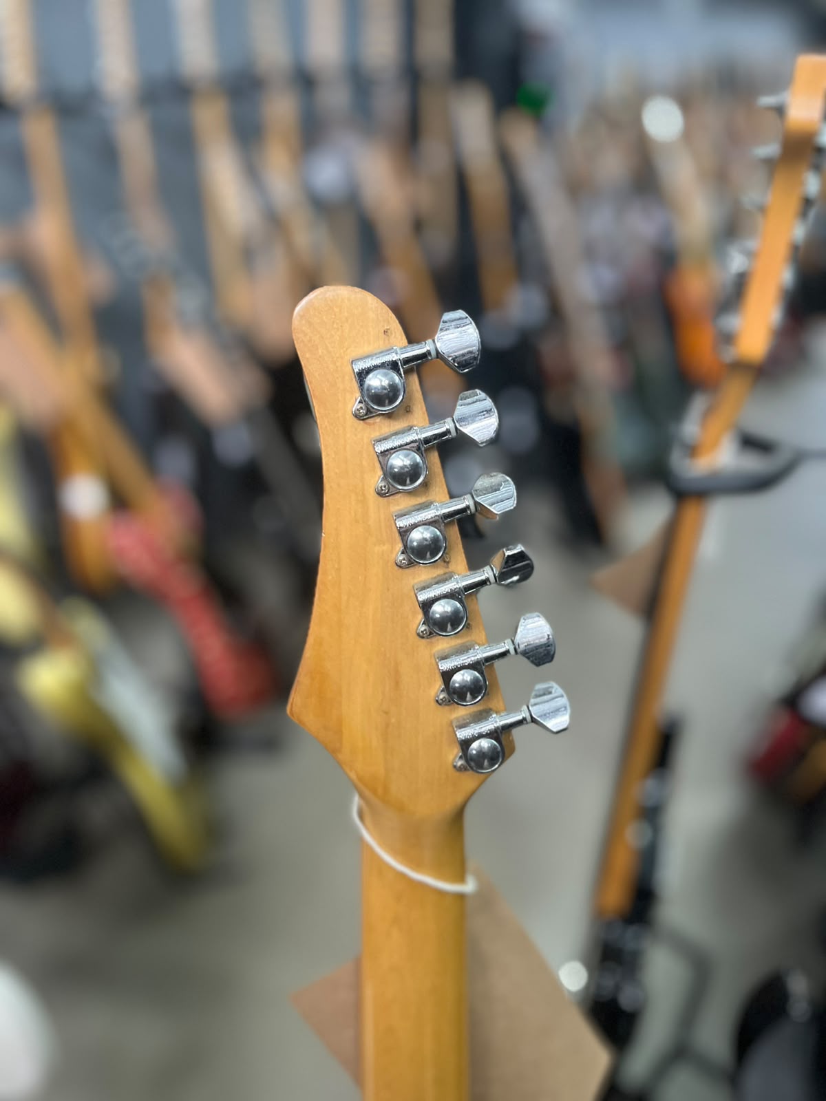 Guitarra Marca Cort – Modelo: Strato Vermelha escudo Branco miniatura 6