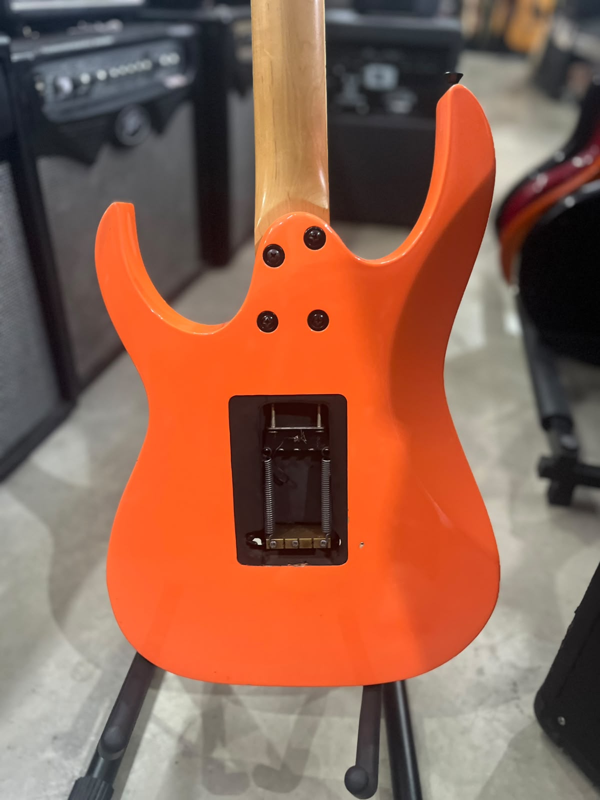 Guitarra Ibanez Laranja Ibanez RG Series – escudo preto  com floyd miniatura 8