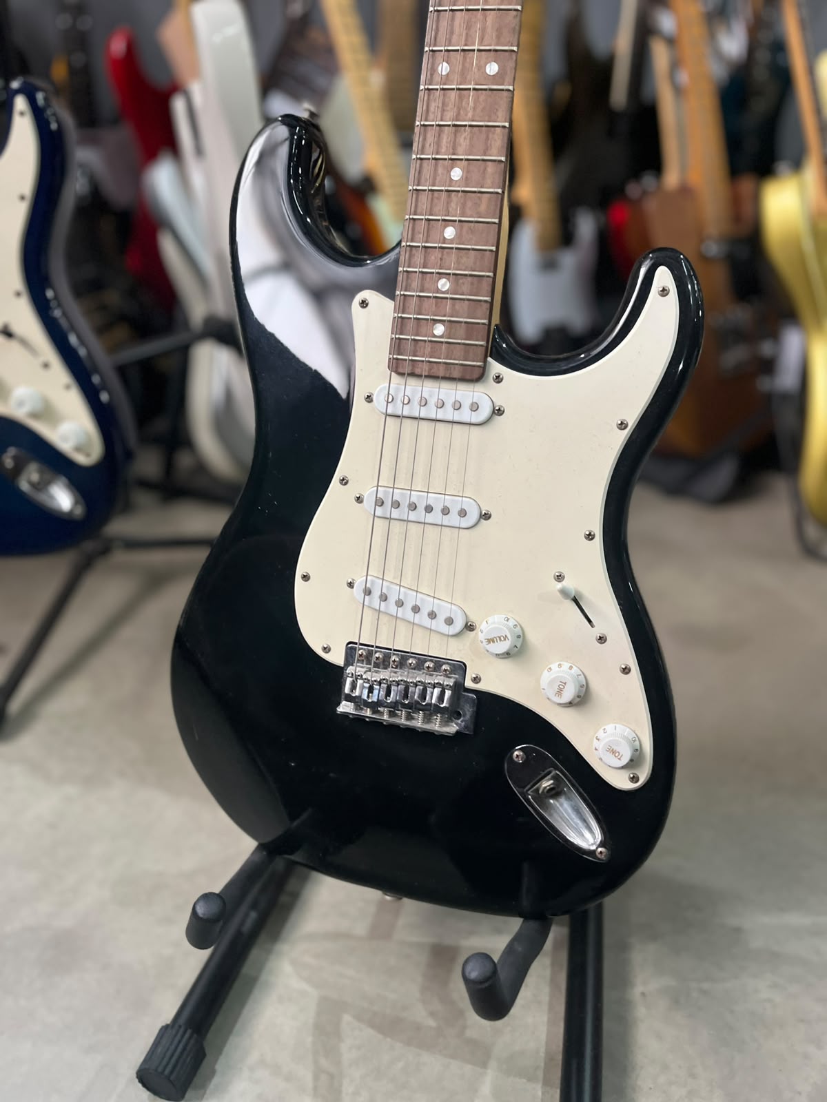 Guitarra Marca: Suzuki Modelo: Strato preta escudo branco miniatura 2